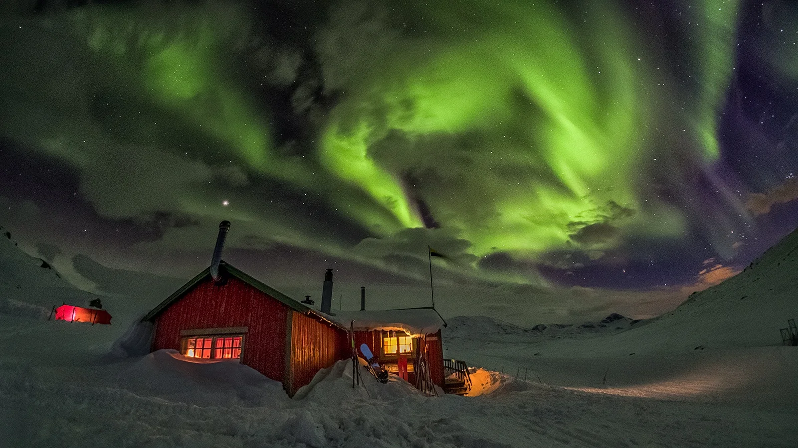 Northern lights over a cabin in Swedish Lapland. Photo: David Björkén
