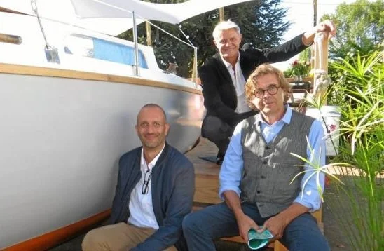 Didier Toqué et Romain Grenon (en bas), créateurs du projet Bathô et Jean Grelier, coordinateur à côté de la première unité d'habitation insolite, créée à partir d'un Sangria 1969.