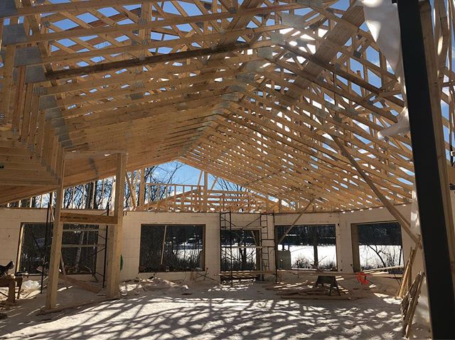 Moving along with trusses today at @andyshousemuskoka! #andyshouse #andyshousemuskoka #muskokaconstruction #futurehospice #palliativcare #hospicemuskoka #constructionprogress