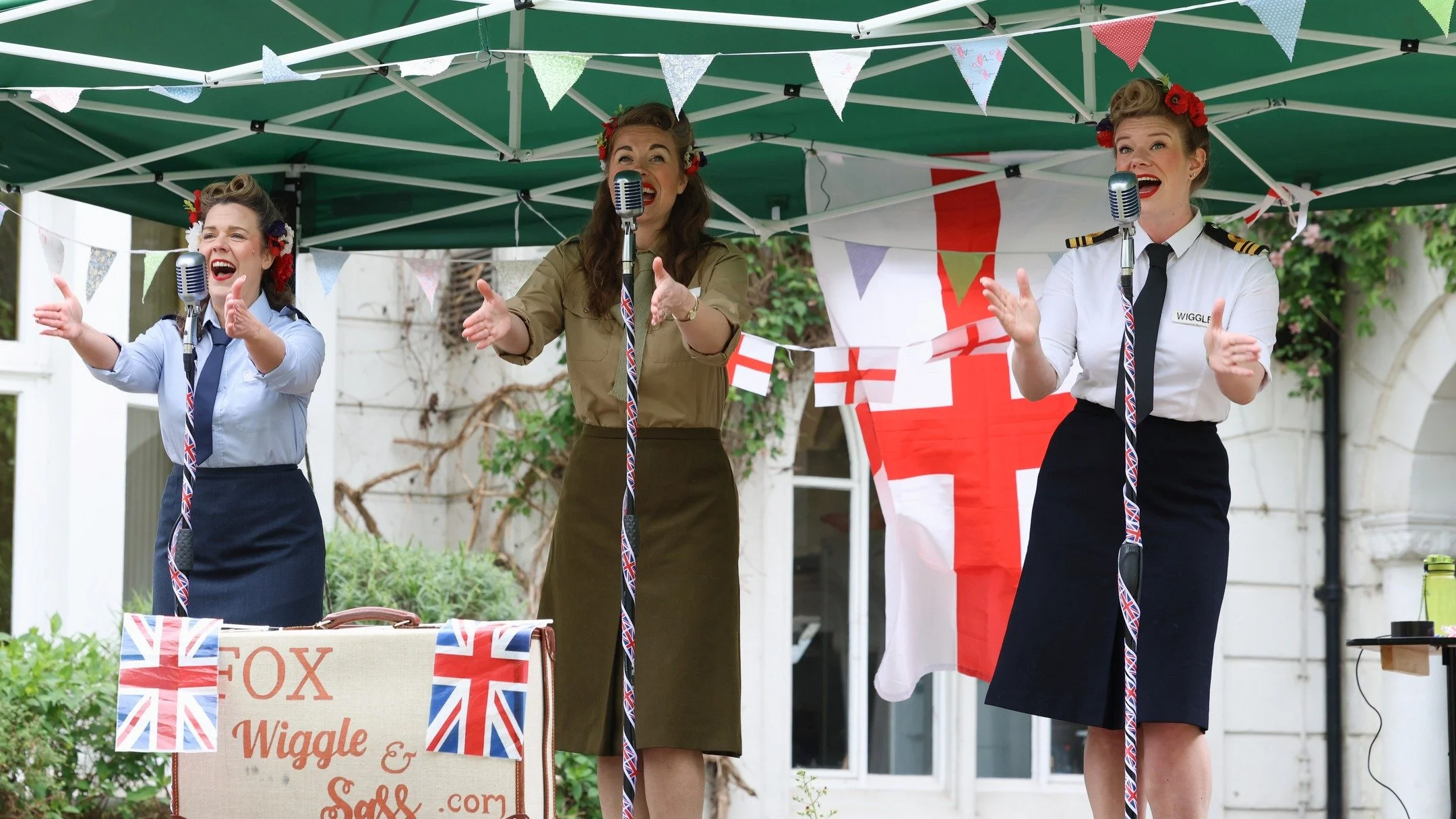 "In London we say Chooootaanooooga Choo Choo"

Many thanks to @wild_thing_photographer for the fabulous shot.

#Armedforcescommunity #VEAnniversary #VictoryinEurope #VintageVictory #40sSingers #EssexGirls #foxwiggleandsass
