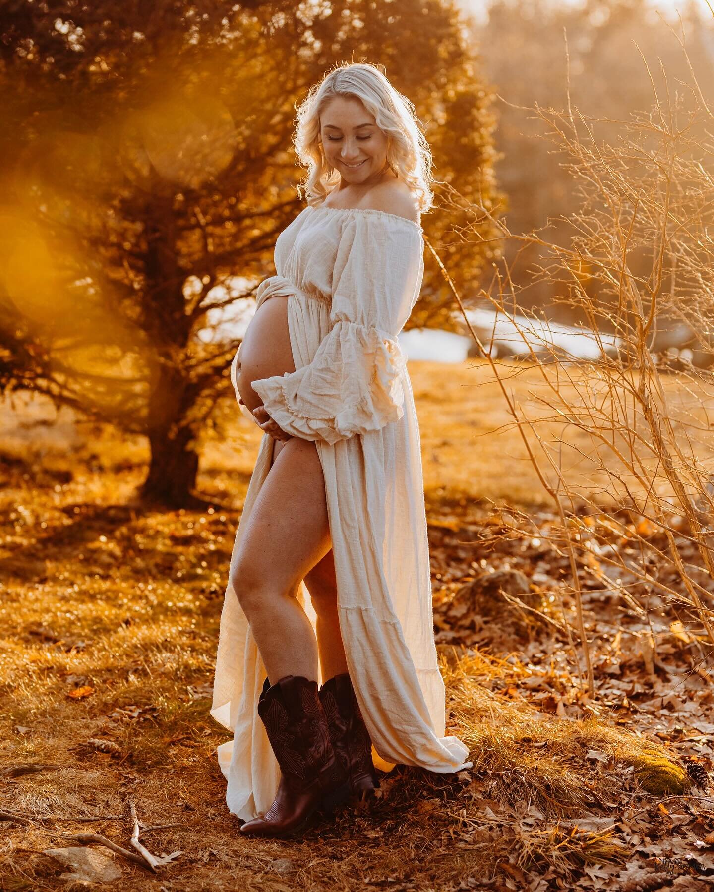 Blessing your feed with this glowing mama to be! ✨ @kayla.marie.samia || can&rsquo;t wait to meet my nephew! 
&bull;
&bull;
&bull; 
#kellysamiaphotography #maternity #kellysamiaphoto #canon #photoshoot #goldenhour #beautiful #mama #bookingnow #rf #pe