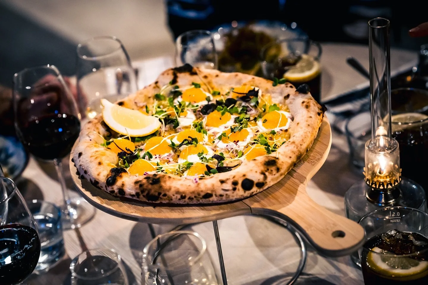 Sn&ouml;n faller ute men inne hos oss &auml;r det varmt och mysigt! Sv&auml;ng f&ouml;rbi oss p&aring; en smarrig vedugnsbakad pizza 🍕 Kanske spela n&aring;got s&auml;llskapsspel med v&auml;nnerna och bara njuta av onsdagen!Varmt v&auml;lkomna. 

 #