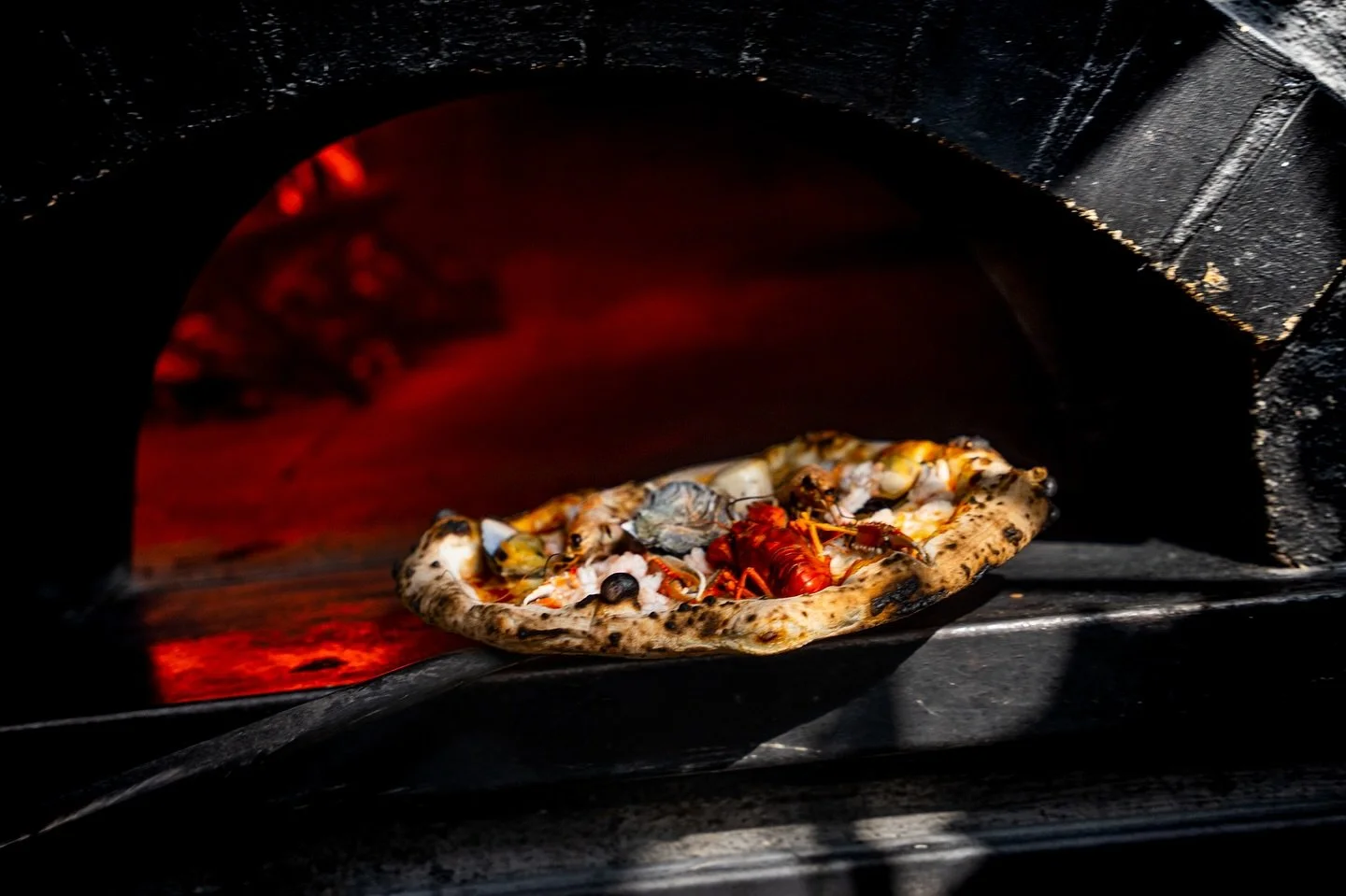 Snart helg och vi b&ouml;rjar &auml;ntligen med v&aring;ra vedugnsbakade pizzor p&aring; lunchen igen 🍕 

Vedugnsbakade pizzor, Sj&ouml;bris burgare, Skagen Royale och massa andra smarriga r&auml;tter kan ni njuta av hos oss varje l&ouml;rdag och s&