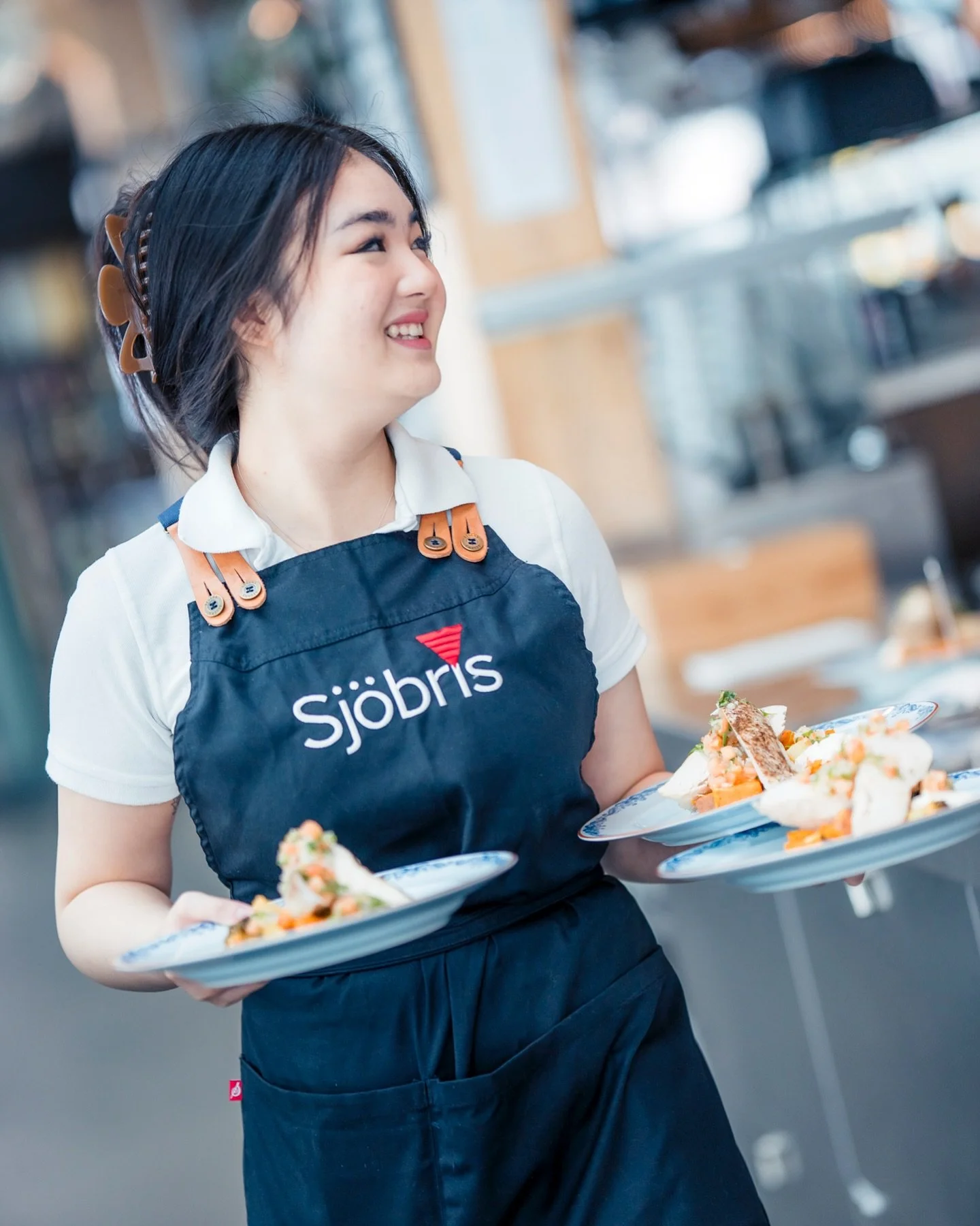 V&auml;lkommen till oss p&aring; &auml;lven! Veckans lunch i veckan: 

~ Svampsoppa
~ Krispig Pluma&nbsp;med rostad potatis, brytb&ouml;nor, citronsm&ouml;r, kapris, r&ouml;dvinssky&nbsp;
~ Friterad Halloumi med ljummen nudelsallad, chili aioli och c