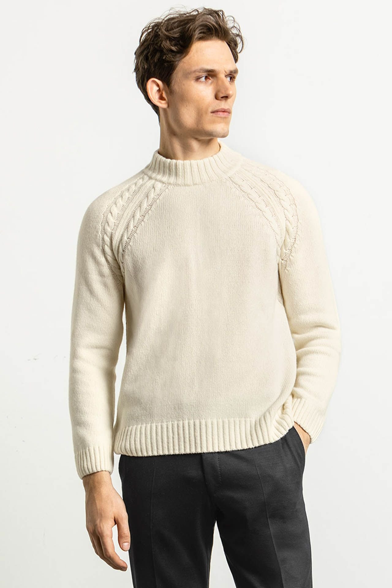 Oscar-Jacobson_Wakeley-Turtleneck_913-Off-White_69455539_913_List.jpg