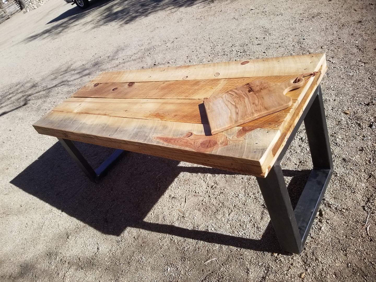 Beautiful desk made with a reclaimed wood top and metal legs. 
@rangewoodreclaimers @newmexicotrue #rangewoodremodelers  #rangewoodranch #barnwood #barnwoodfurniture #barnwooddecor #mantel #barndismantle #customfurniture #customfurnituredesign #ranch