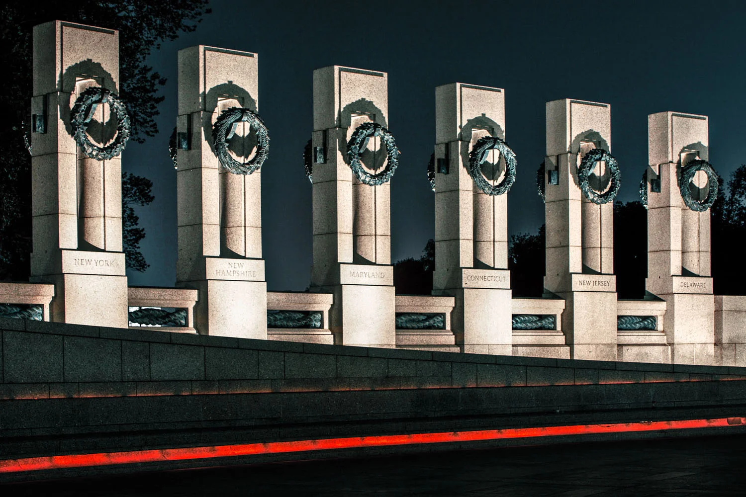 08 aug 07 10_WW2 monument with light stream.jpg