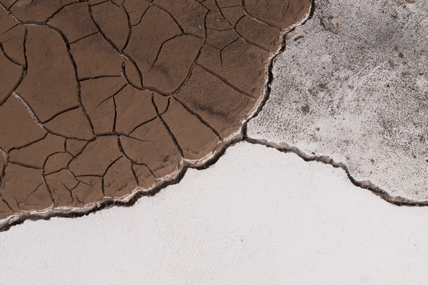  Installation detail of cracked earth and ash bounded by cracks in gallery floor. 