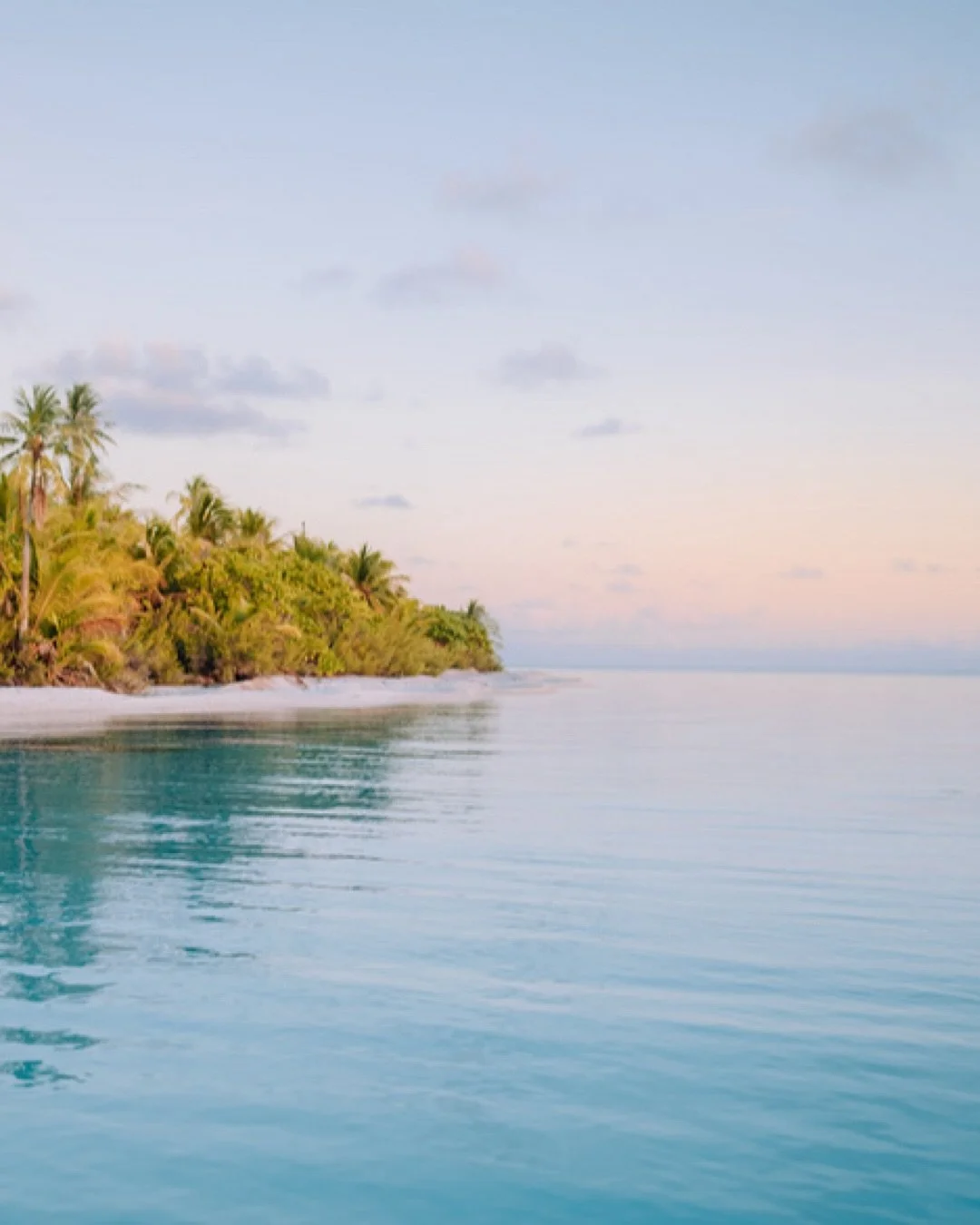 Rangiroa. 
Quelques jours loin de Tahiti.
Family first.
La lumi&egrave;re des atolls, c&rsquo;est autre chose.
Vues du ciel. Golden hour. Comme toujours 🔥

🇺🇸Rangiroa. A few days away from Tahiti.
Family first.
The light in the atolls hits differe