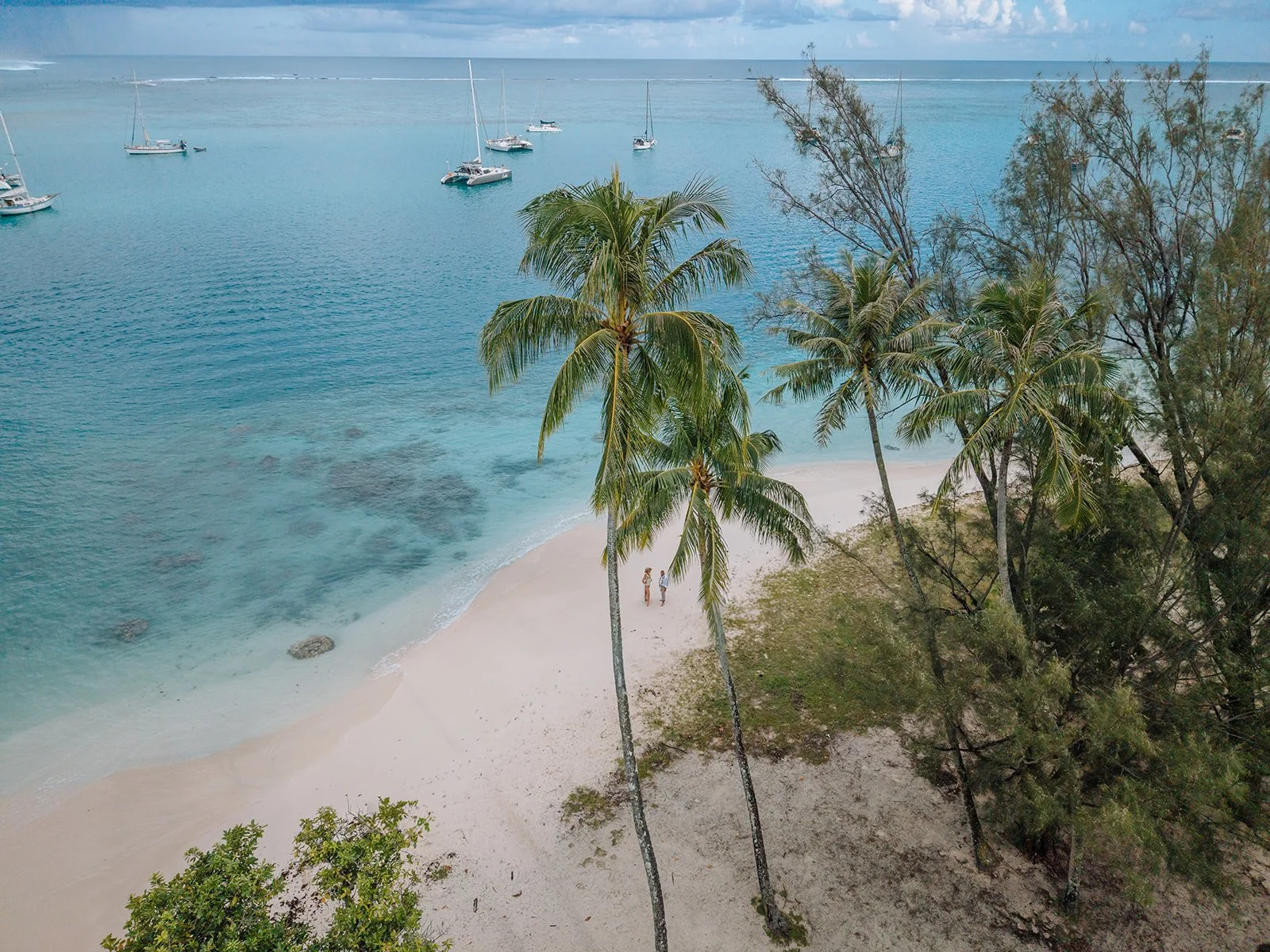 Moorea couple photography: Love meets polynesian magic