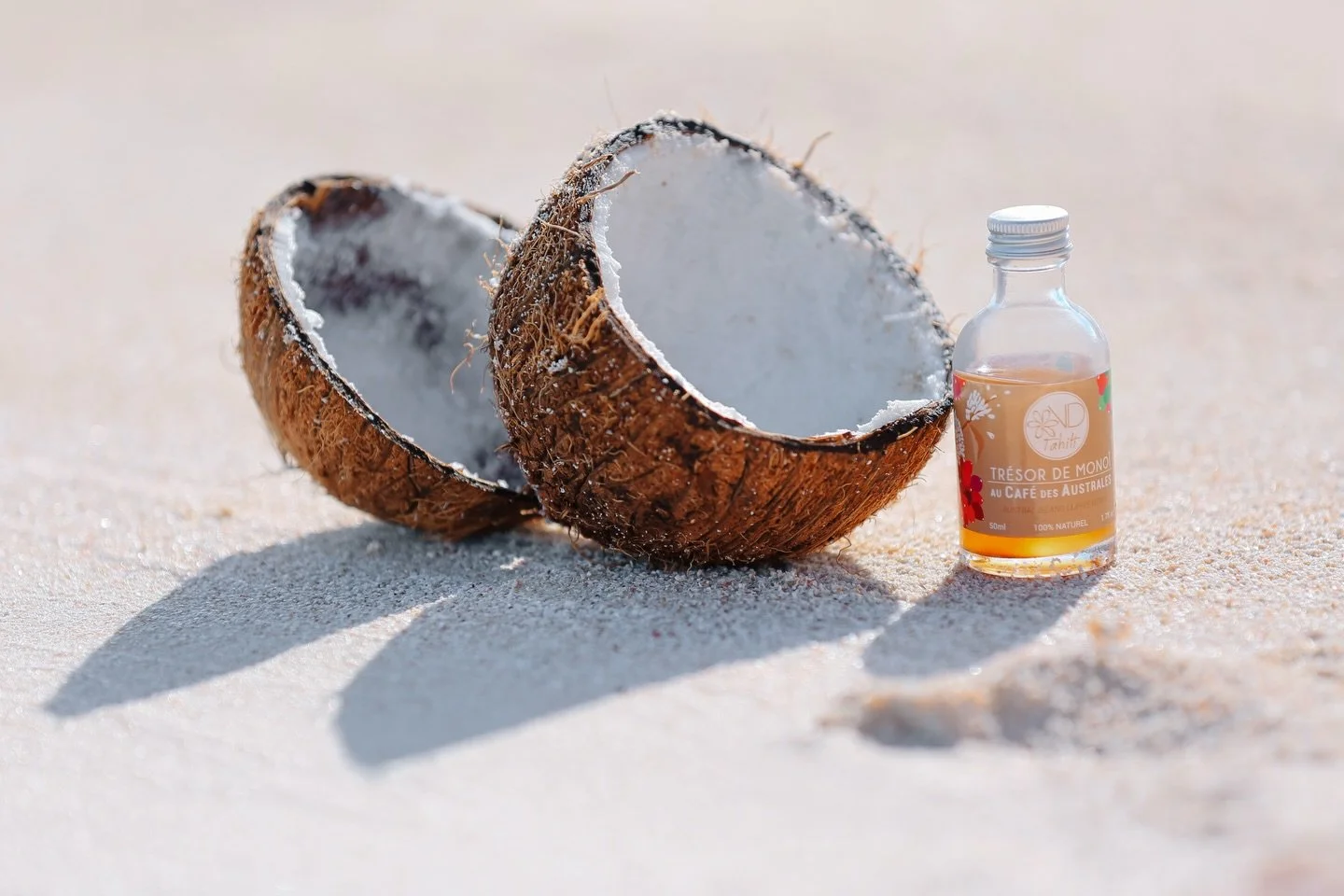 Un coco frais 🥥
Et ce flacon qui sent Tahiti et les Australes ☕️
C&rsquo;est le week-end. ❤️&zwj;🔥
Marque inspir&eacute;e &amp; inspirante @vdtahiti 
📍 Take me back to TIKEHAU &mdash; Brand content sur mesure &middot; Lien en bio