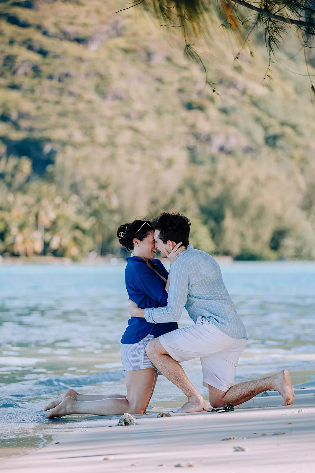 Demande en mariage sur un motu désert à Moorea