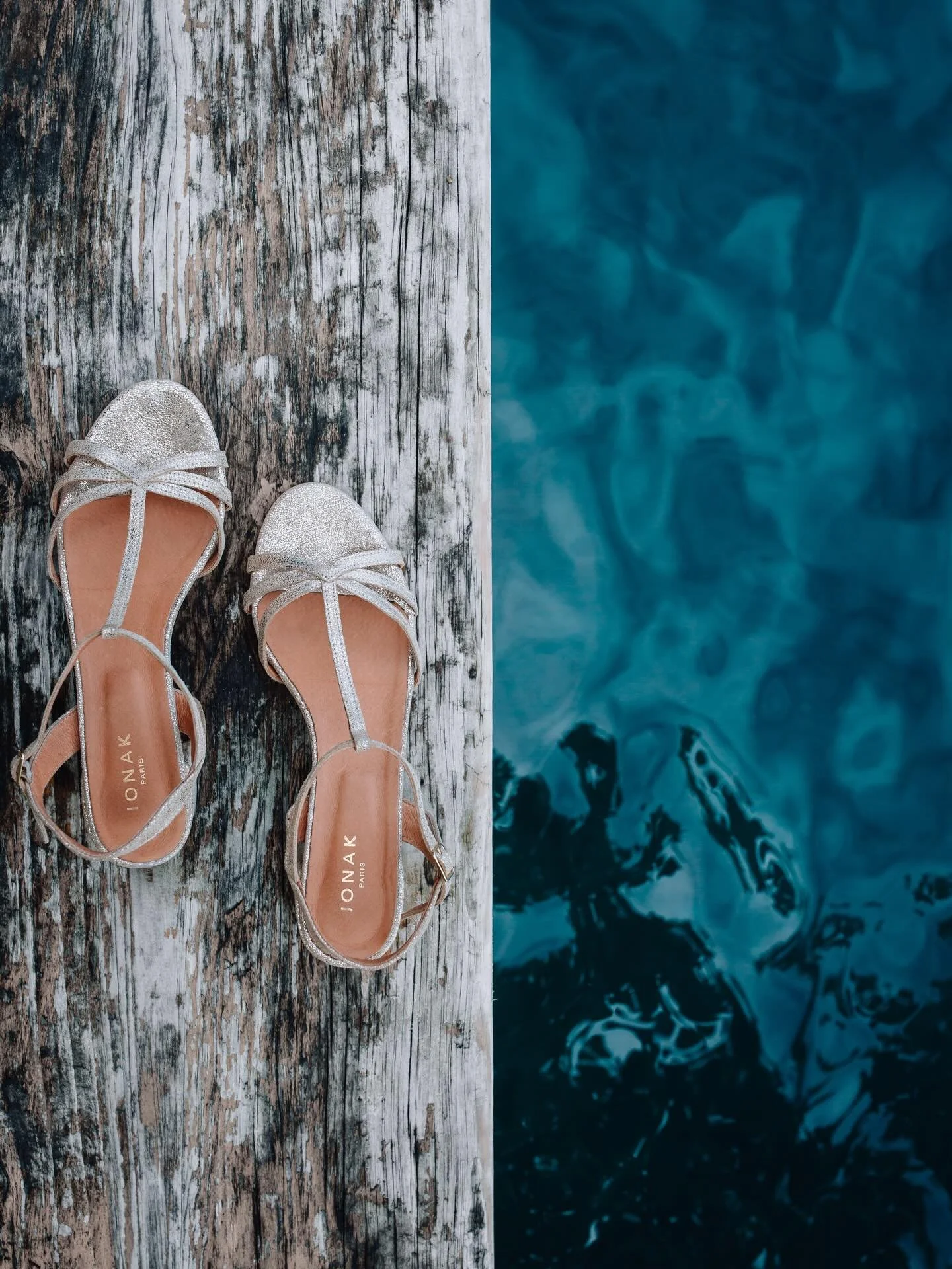 Un d&eacute;tail shoot, &ccedil;a peut &ecirc;tre propre, l&eacute;ch&eacute;, pr&eacute;visible.

Ou &ccedil;a peut na&icirc;tre sur un ponton de la marina de Punaauia, les pieds au-dessus de l&rsquo;eau.

On a choisi.

Tellement vous. Tellement nou