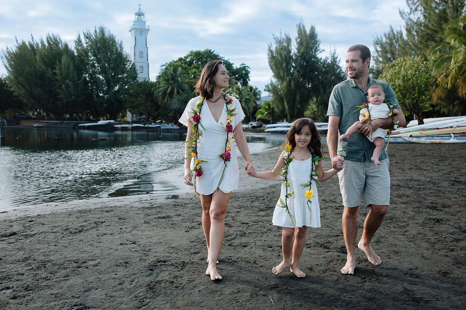 Séance photo de famille à la Pointe Vénus, Tahiti