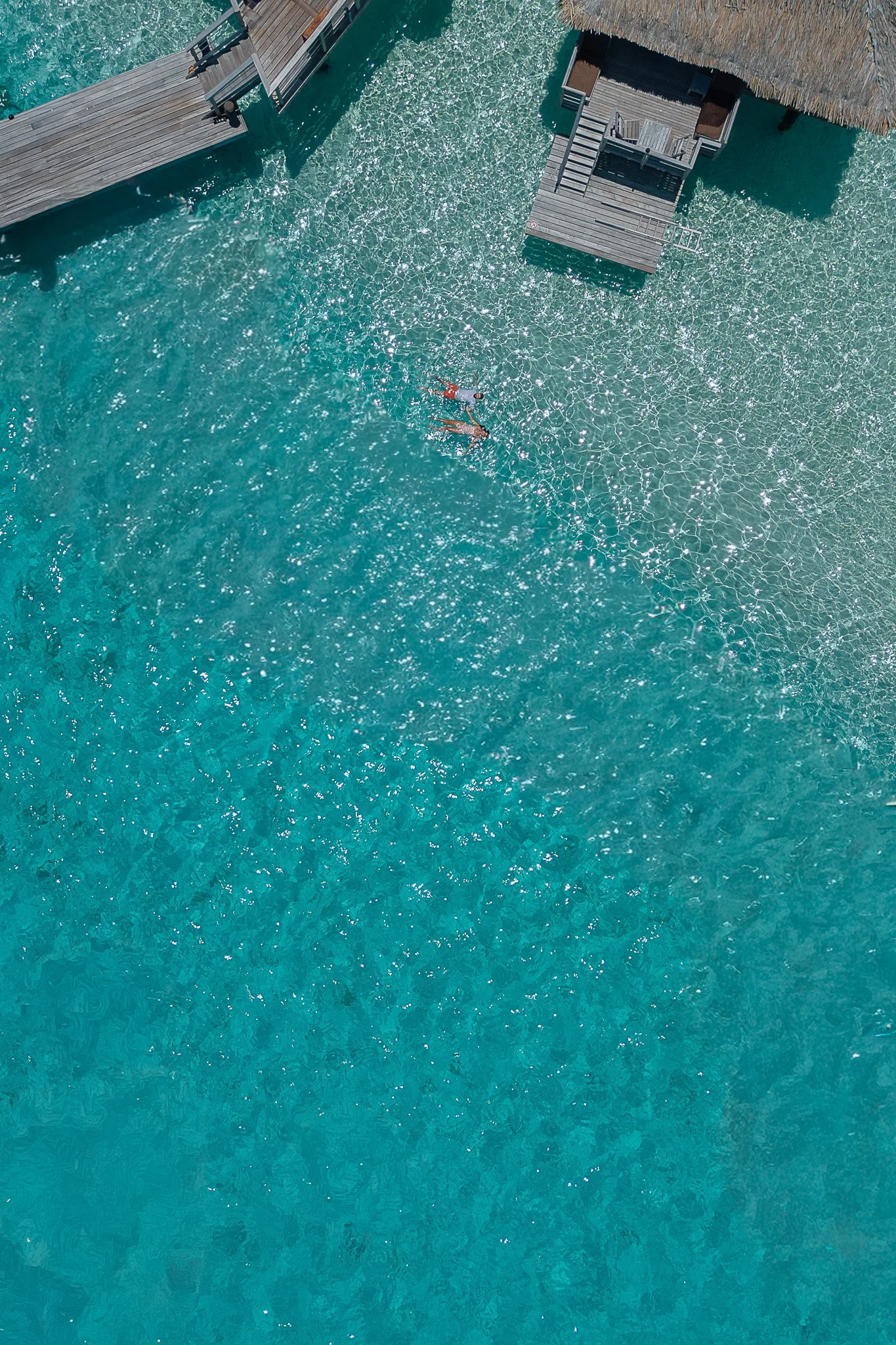 couple flottant dans l'eau à Bora bora