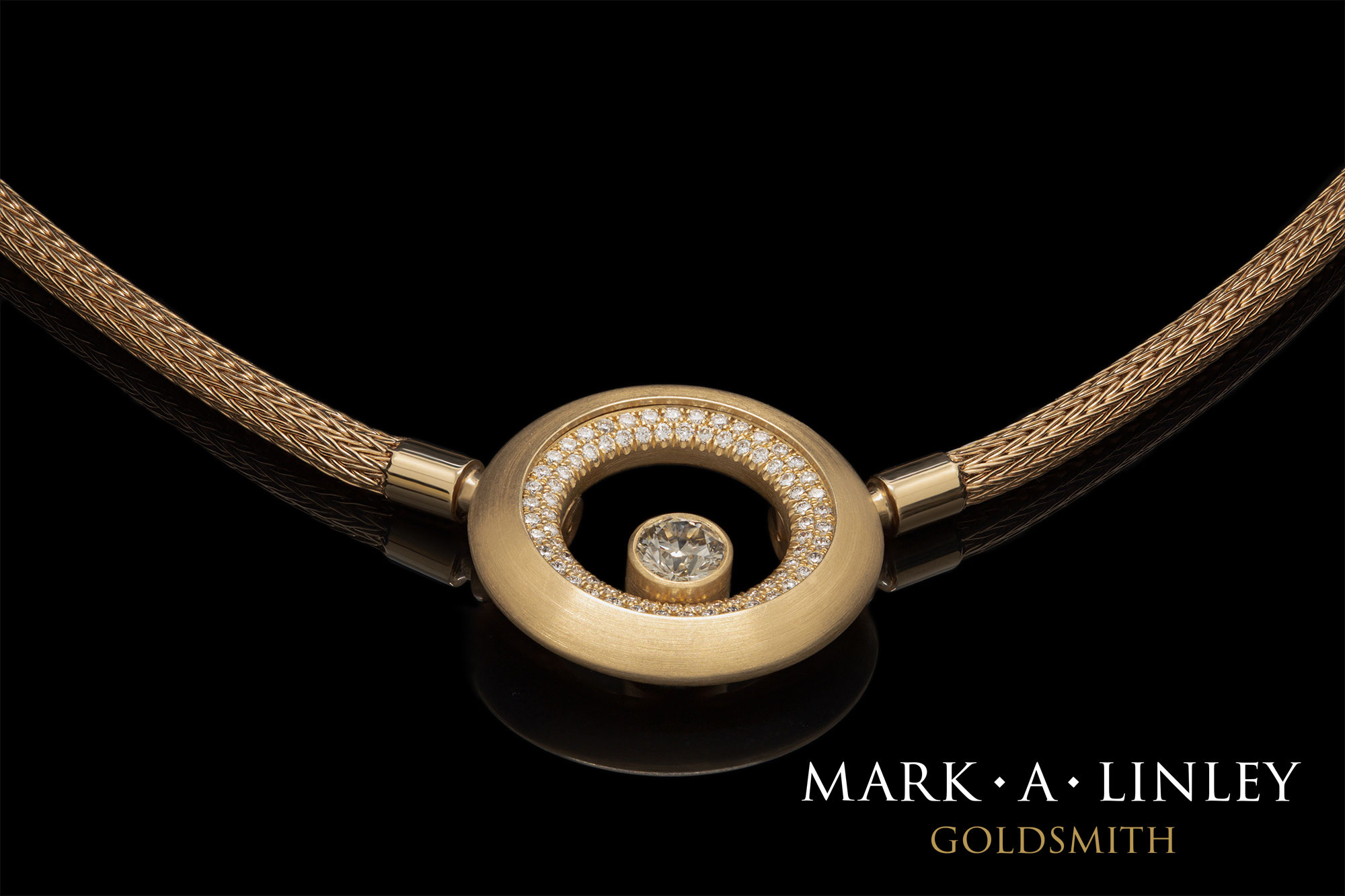 18ct-red-circular-diamond-catch.jpg
