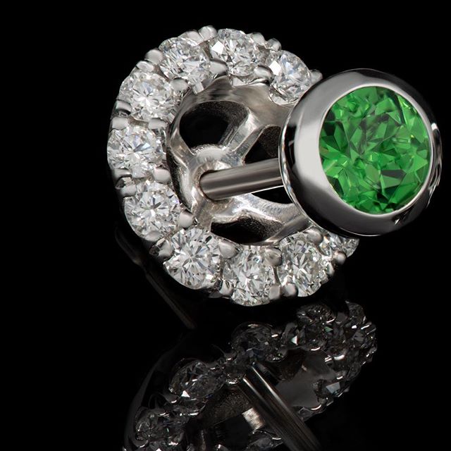 [1/3] A verdant vision #linleygoldsmith
&bull;
They&rsquo;ll certainly be green with envy when you wear these stunning tsavorite studs. Who knew garnets came with such depth and intensity in this eye-catching colour?!