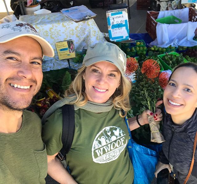 Farmers, friends, guest and interns at The Vibe House 🙌😊 All collide and become family. A continuous flow of goodness, experiences, abundance, creation, inspiration, transformation and life at its best 😊 Got to love living life in such a flow ☀️😊🌈 @wwoofusa @zestexplorer @veggievibes @vistafarmersmarket92081 @earthymarce #abundance #lifeiscolorful #appreciation #ecoliving #passiontravel #nomadlife #entrepreneurship #travelwithapurpose #sandiegoretreats