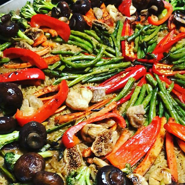Parlla times 😊 Yummy food n yummy people, thanks for the sweet vibes ☀️😊🎼 #chocolatepaella #musicjam paella made by @ahaexplorer 🤟😊🦋 in collab with all these souls of goodness