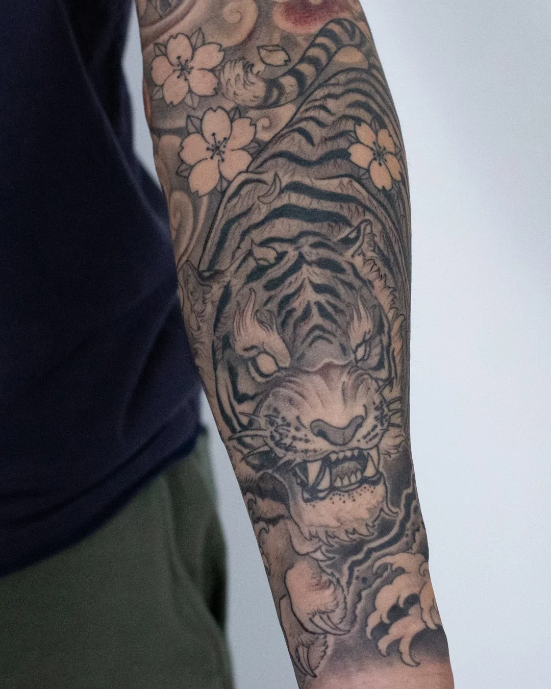 Some final touches on Gabriel's arm. Thank you so much! 🙏

#tigertattoo #dragontattoo #toronto