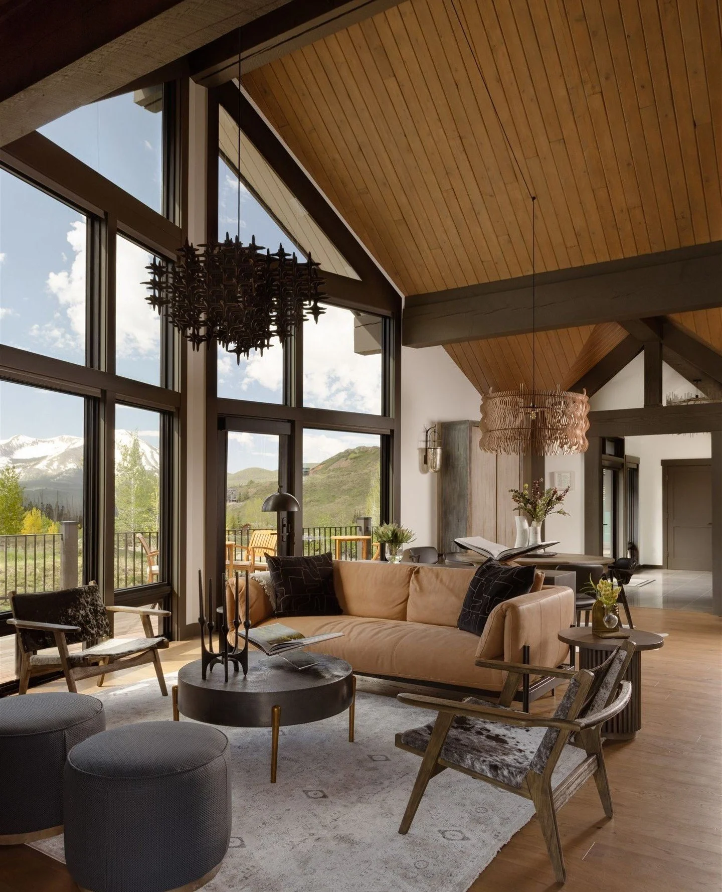 The kind of design that fades into the background in the best way.⁠
Nothing pulling focus, nothing fighting for attention. Masculine + comfort.⁠
⁠
Photo: @kyliefitts⁠
Builder: @hargrovekiddconstruction⁠
Architect: @freestylearchitects⁠
Design: @sarah