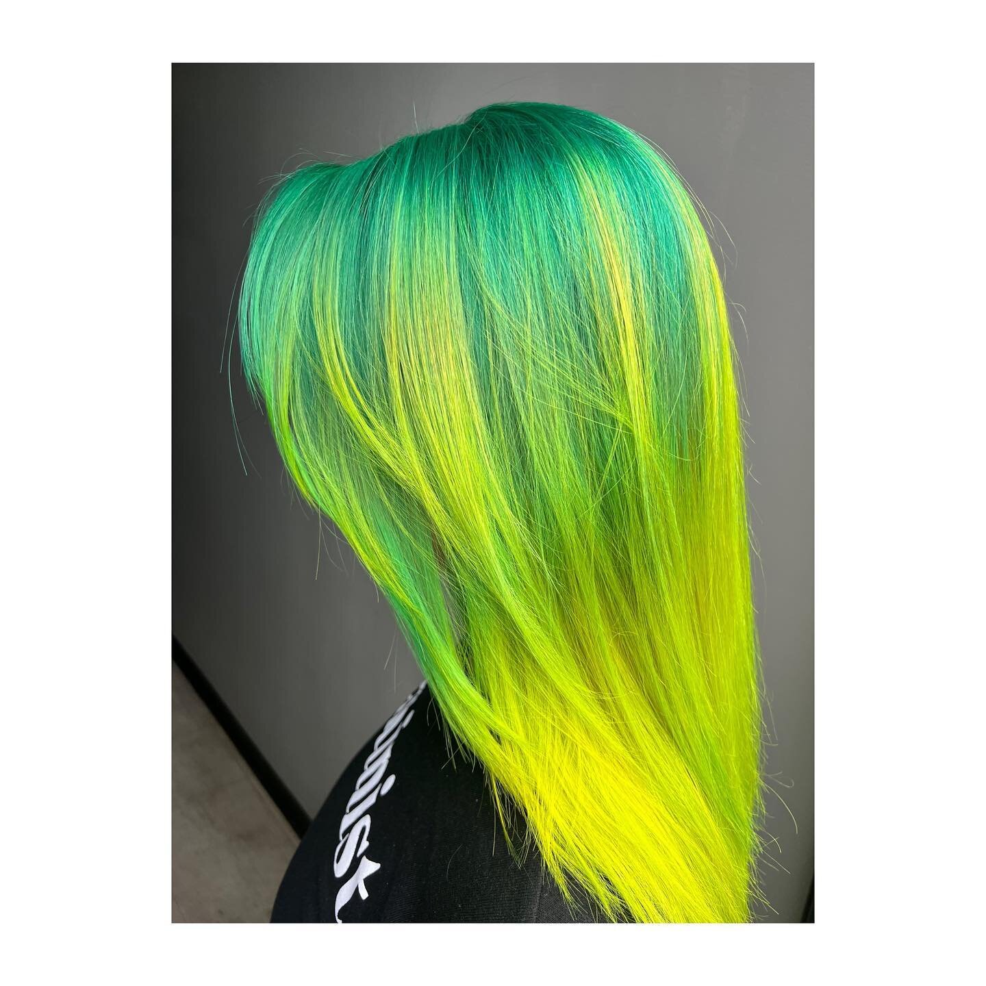 It&rsquo;s giving refreshing Sprite vibes 🍋 by @jamiezob.hair 
.
.
.
@pravana @american_salon @modernsalon @behindthechair_com #pravana #greenhair