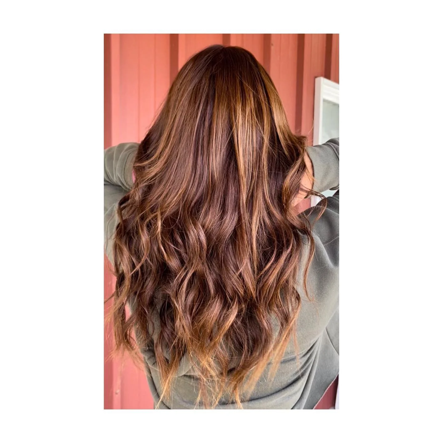 Auburn dreams 🤤 by Lily Salyer
@lilbitofhair 
.
.
#behindthechair #behindthechair_com #auburn #modernsalon #americansalon