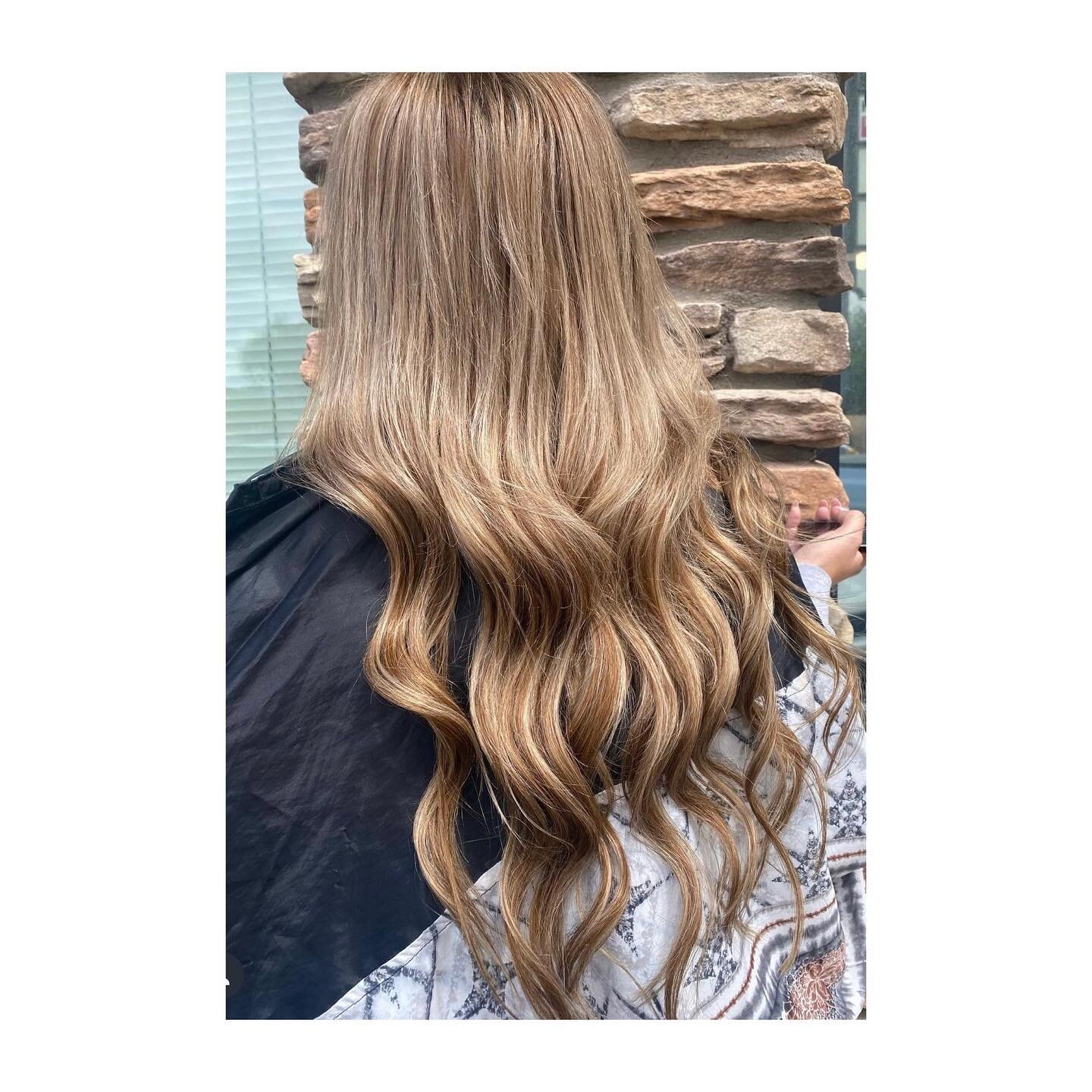 Weft extensions by Christina Braga 
@bragabouthairsalon 
.
.
.
#americansalon #modernsalon #behindthechair #behindthechair_com #weftextensions #weft #wefthairextensions #extensions