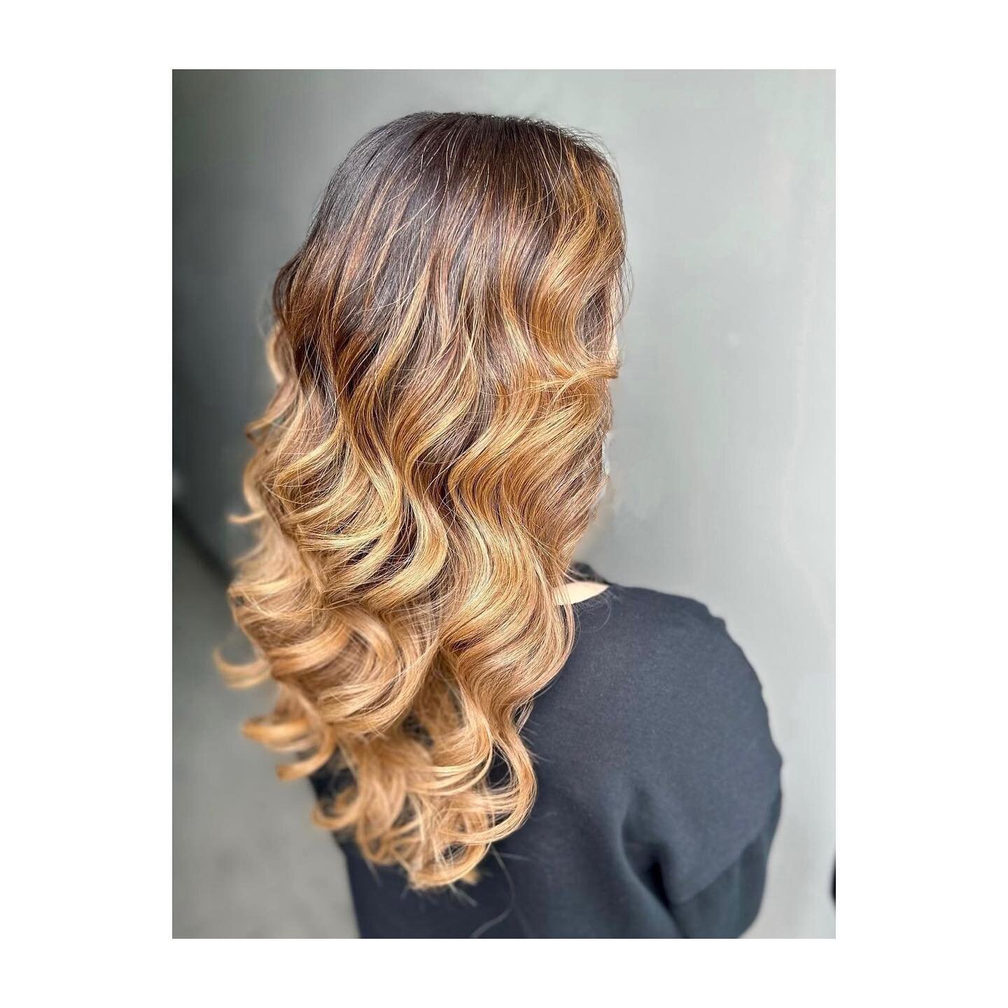 Golden era by Lilly Gutierrez 
 @cosmo_artistry 
.
.
#goldenhair #golden #haircolor #gold @american_salon @modernsalon @behindthechair_com