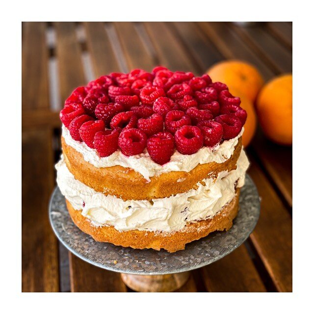 A little bit of red for the day that&rsquo;s in it ❤️ #victoriasponge #cake #cakestagram #cakesofinstagram #raspberry