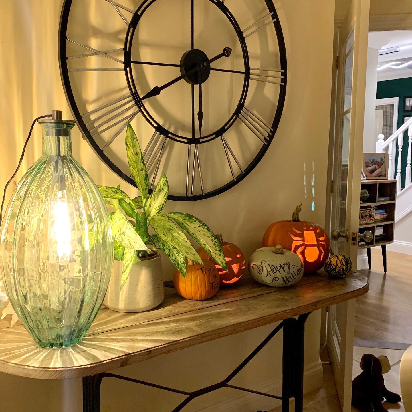 Happy Halloween from this little corner of our kitchen...I don&rsquo;t really &ldquo;do&rdquo; Halloween so this is as dressed up as we get! 🎃👻
#halloween #pumpkin #script #silverpumpkin #frogsfarm #handpicked #suffolklife #kitcheninteriors #shelfi