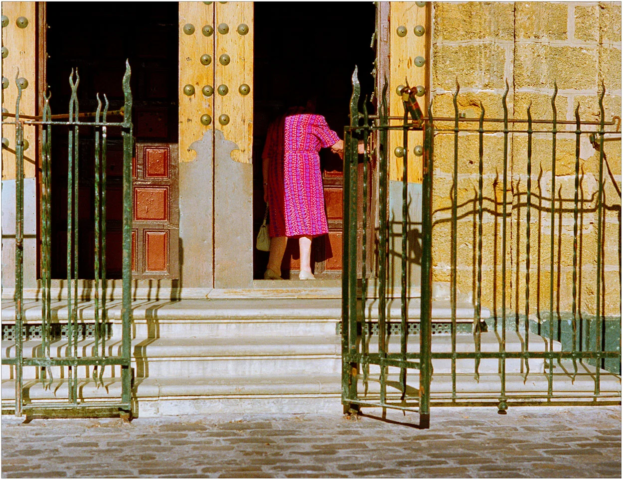 headless-woman-with-0.08-white-border.jpg