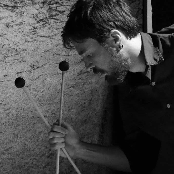 EMILIO GORDOA Músico, percusionista, vibrafonista y compositor Mexicano, proveniente de un núcleo familiar con fuertes tendencias artísticas. Se dedica principalmente al estudio, desarrollo y composición de varios géneros. Desde 2012 vive en Berlin, Alemania y es miembro en varios proyectos, entre los cuales se destacan aquellos relacionados a la experimentación musical, improvisación libre, free jazz, noise y la composición contemporánea. Emilio ha participado en festivales de Improvisación libre en varias ciudades de Europa y America. COLABORACIONES: Emilio ha colaborado con ensambles como GOReC Orchestra, Circuit Training , BerIO (Berliner Improviser Orchestra), Nate Wooley’s Seven Storey Mountain y con artistas como Evan Parker, Germán Bringas, Misha Marks, Tobias Delius, Raúl Tudon, Dario Bernal Villegas, Itzam Cano, Remi Alvarez, Chris Cogburn, Mazen Kerbaj, Klaus Kürvers, Alexander Bruck, Axel Dörner, Tristan Honsinger, John Russell, Bonnie Jones, John Butcher, John Edwards, Alex Tux, Marcos Miranda, Natalia Perez, Rodrigo Ambriz, Tony Buck, Rudi Fischerlehner, Juan J Garcia, Ute Wassermann, Harri Sjöström, Ignaz Schick, Gudinni Cortina, Richard Scott. Más sobre Emilio: www.emiliogordoa.com