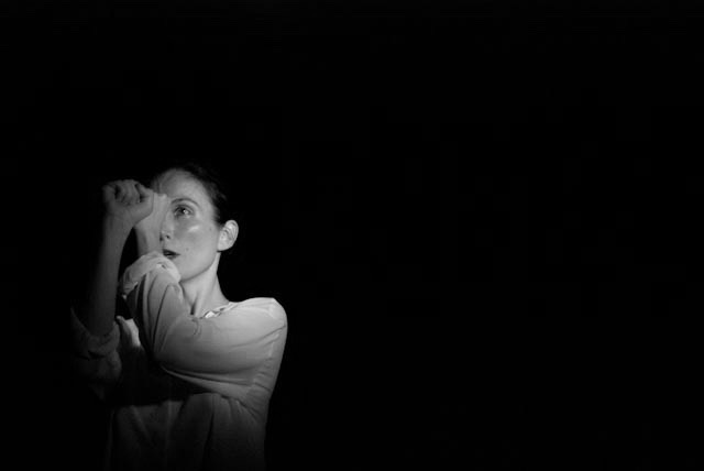 CONSTANZA BRNCIC photo: roman rubert Coreógrafa y bailarina. Licenciada en Filosofía y Máster en Pensamiento Contemporáneo y tradición clásica por la UB, donde actualmente realiza el programa de doctorado en filosofía contemporánea. Se forma en Nueva York y en Barcelona en la Escuela de Martha Graham, Movement Research y con maestros como Teresa Monsegur, Natsu Nakajima, Hisako Horikawa, Andrés Corchero, Frank Van de Ven, Christine Quoiraud, Pep Ramis y María Muñoz. En 2002 Constanza Brncic recibe la beca KRTU de la Generalitat de Cataluña a la Joven Creatividad y en 2003 la subvención para artistas visuales del Departamento de Cultura de la Generalitat de Cataluña por los proyectos Pa Ck y Derribos, a través de los que desarrolla una investigación sobre la relación del juego, los medios tecnológicos y el cuerpo. Ambos proyectos estarán en residencia en la Sala Metrònom de Barcelona y en el Centro de Cultura Contemporánea de Barcelona, donde serán también abiertos al público. En 2003 gana la Mostra Internacional de Video-dansa (2003) con el video-danza Blank-emotive . En 2001 funda la Asociación Cultural la Sospechosa, con la que desarrolla diversos proyectos que tienen la particularidad de poner el trabajo escénico en contextos diversos como hospitales, barrios, escuelas, centros cívicos, prisiones. Desde 2009 trabaja como coreógrafa y directora en los proyectos comunitarios de la Escuela de Música y Centro de las Artes de Hospitalet de Llobregat (EMMCA), y del proyecto de creación escéncia intergeneracional PI(E)CE producido por el Teatro Tantarantana cuya última creación “Li diuen mar” ha sido estrenada en el Teatro del Centro de Cultura Contemporánea de Barcelona, en el marco del Festival Internacional Grec 2016. A lo largo de su extensa carrera ha creado numerosas piezas de danza en colaboración con artistas como: Gabriel Brncic (compositor), Agustí Fernàndez (pianista), Victória Szpunberg (dramaturga), Carme Torrent (coreógrafa), Joan Saura (compositor), Nuno Rebelo (músico), Albert Tola (dramaturgo) entre otros. Como intérprete ha bailado en la Compañía Raravis/Andrés Corchero y Rosa Muñoz (1996-2009) y con la compañía de danza Malpelo (2002-2005). Intérprete solista en La Flauta Màgica , W.A. Mozart, coreografía de Min Tanaka, Festival de Salzburgo, 2008. Actualmente es profesora del Conservatorio Superior de Danza (CSD) en la especialidad de Coreografía y profesora invitada en la Escuela Superior de Arte Dramático (ESAD). Más sobre Constanza: www.constanzabrncic.net