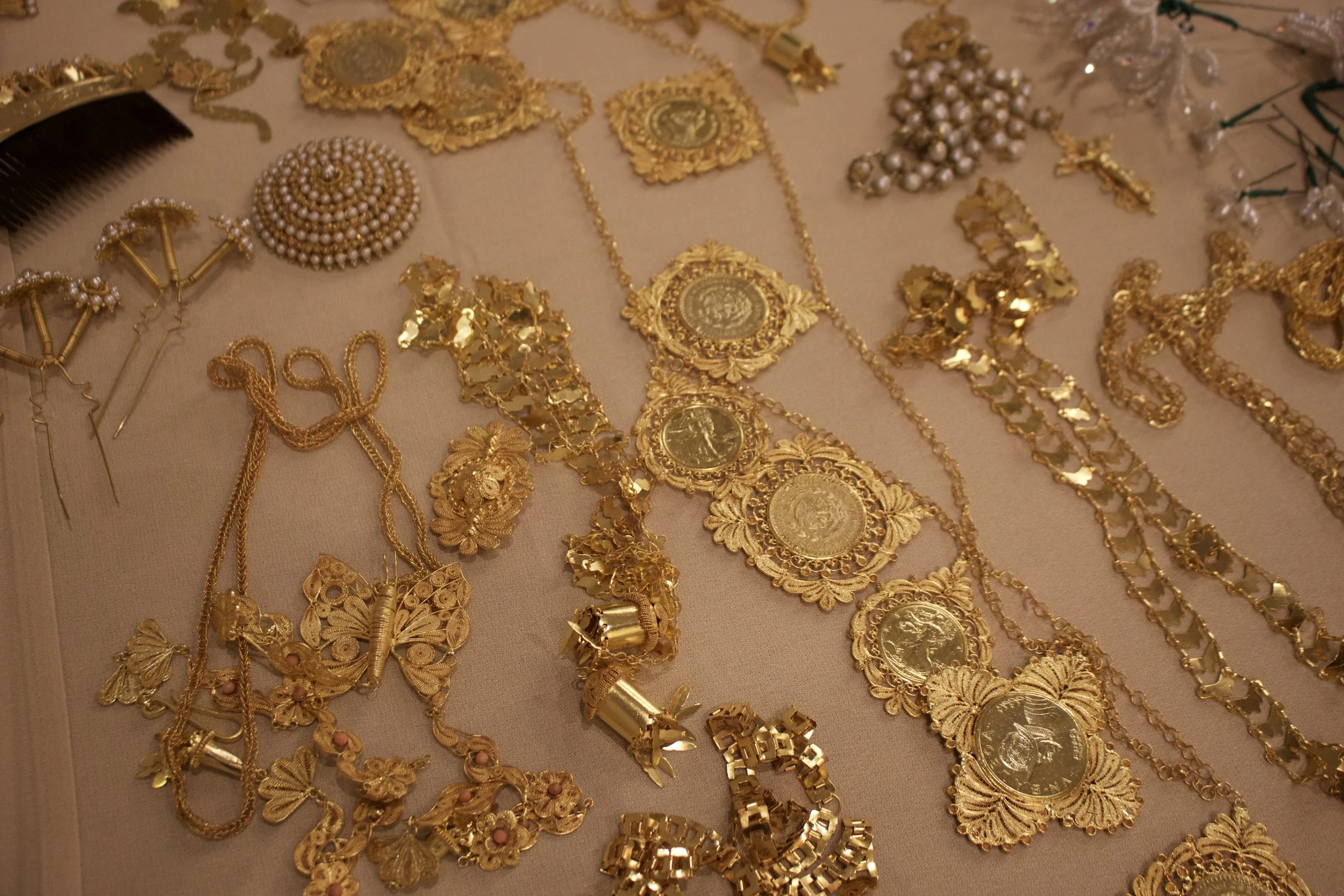 The golden jewelry worn with the pollera.