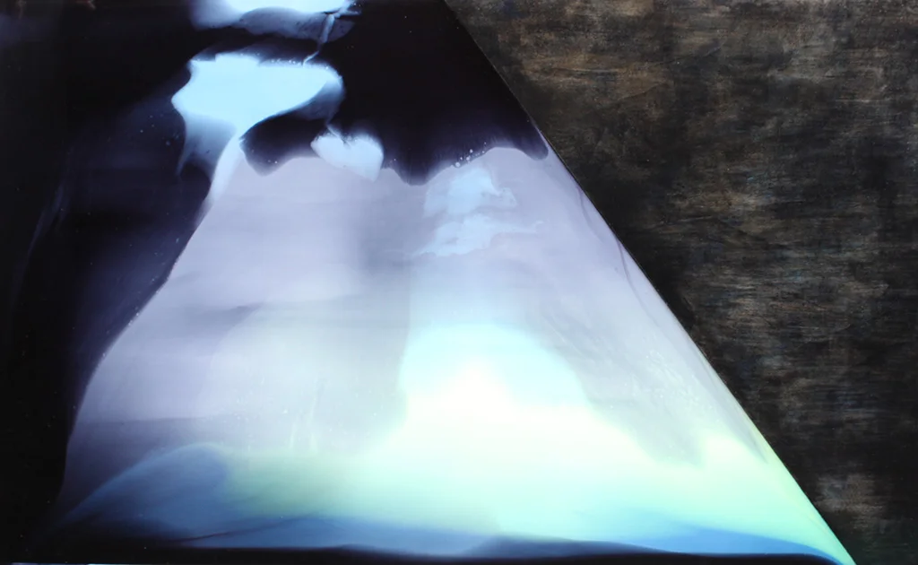 «Jamais la nuit : La Fenêtre », installation, 2015, bois, aquarelle, résine époxy, colorant, 110 x 70 x 1cm.