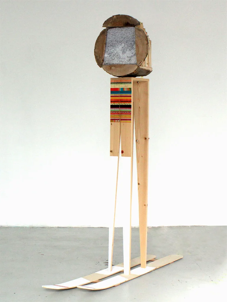 Télé à ski, sculpture (installation «Tim»), bois, feutre, pastel, plexiglass, chute de plexiglass, 2 mx 40 cm x 2m10.