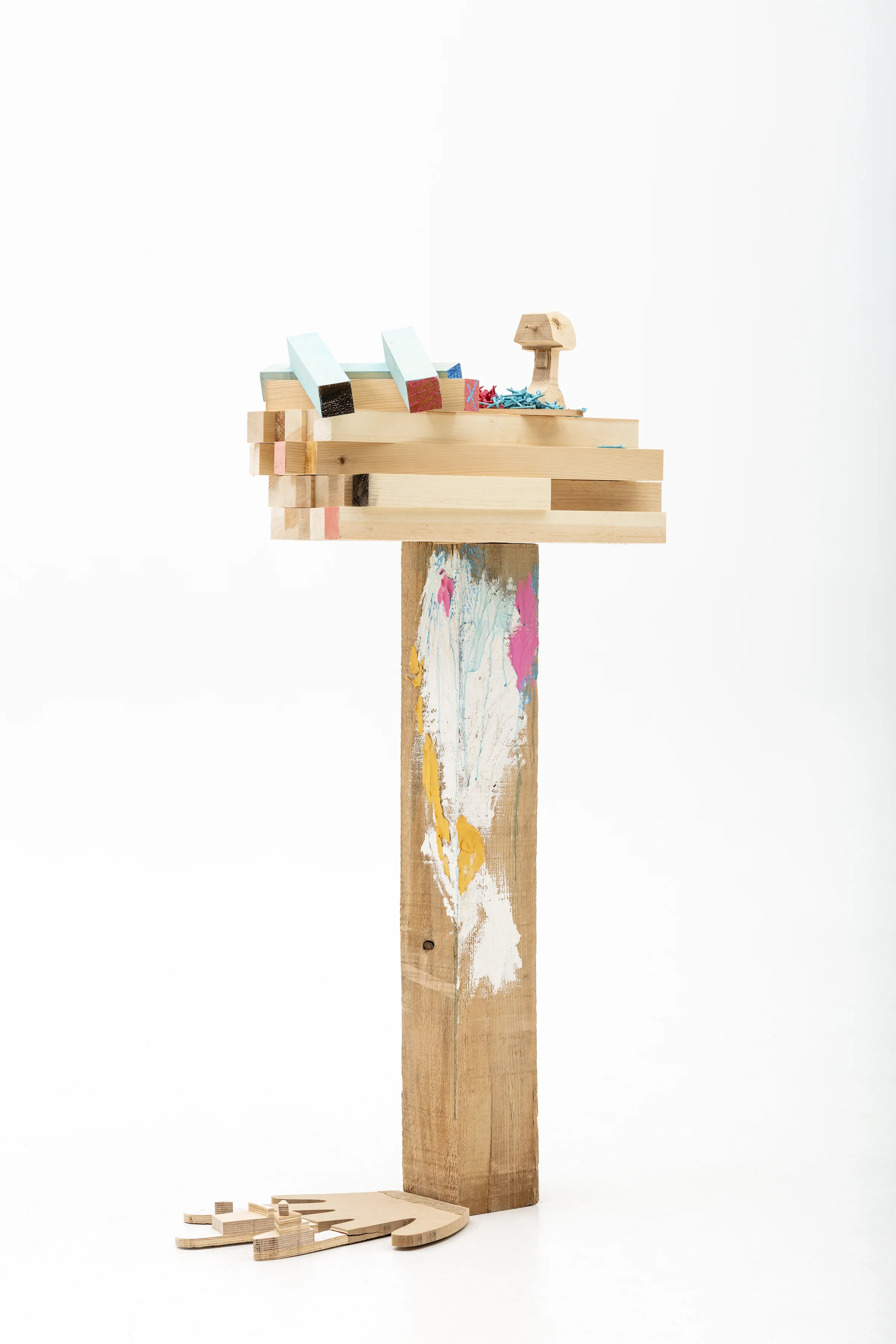 "Maman je te présente mon chum", sculpture, 2018, pruche, pin, contre-plaqué, cire d'abeille coloré, pastel gras, enduit, pâte à modeler, aquarelle, 128 x 42 x 68cm, crédit photo Guillaume D. Cyr