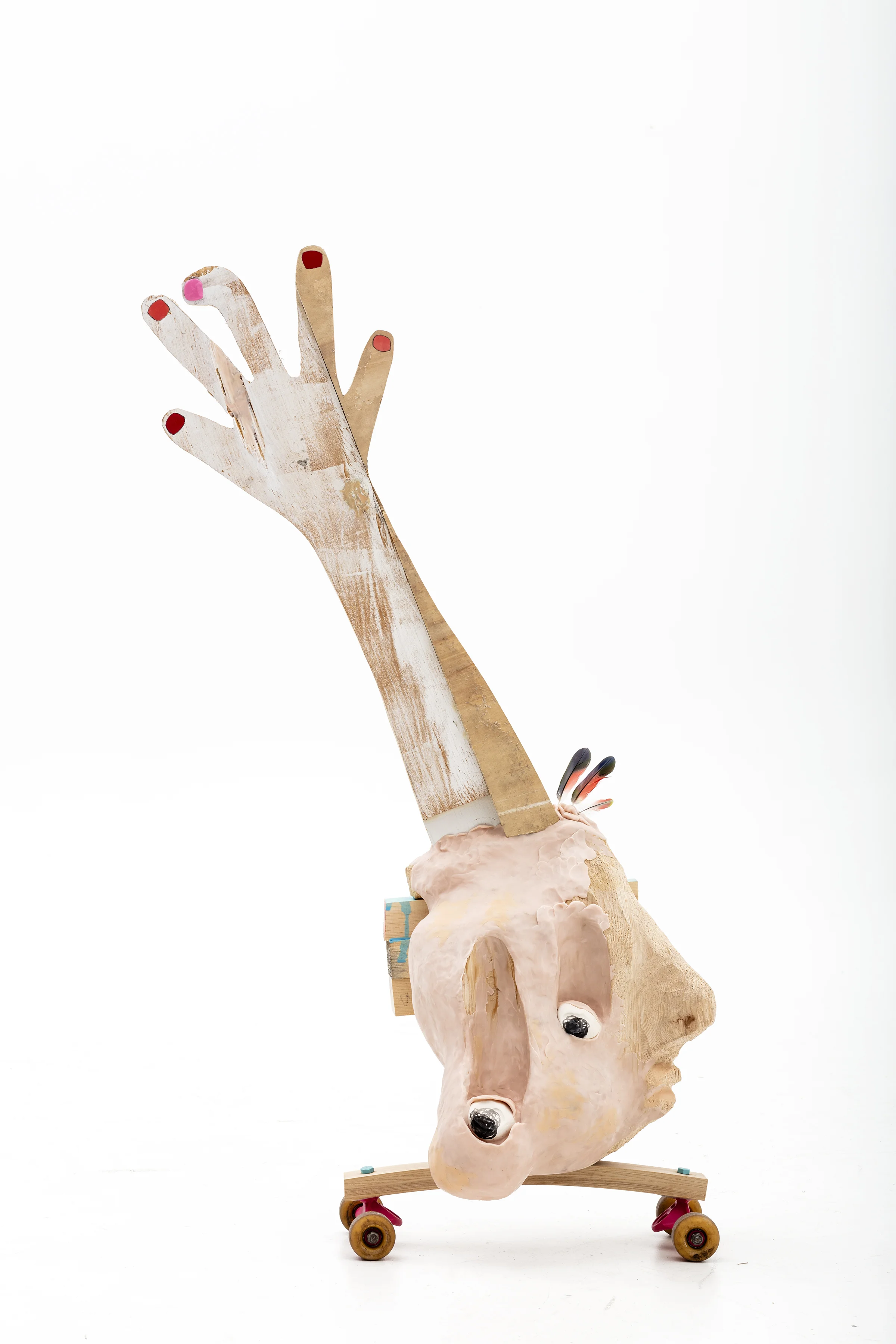 High five à ma solitude, sculpture, 2018, pruche, pin, frêne, readymade, cire d'abeille coloré, pâte à cuir, pâte à modeler, plumes, aquarelle, 110x 60 x 32cm, crédit photo Guillaume D. Cyr