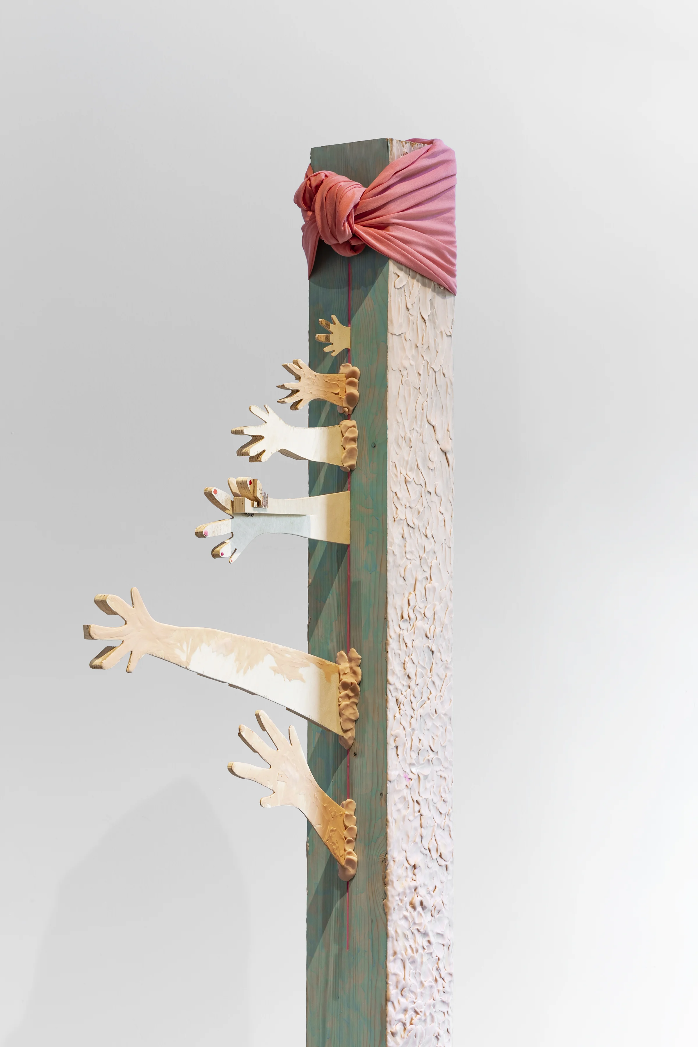 Exposition collective "Matière à rencontre", 2018, ici "Ils m'appellent l'intouchable" détail, 2018, sculpture, techniques mixtes, 1m98 x 22cm x 60 cm, crédit photo Guillaume D. Cyr