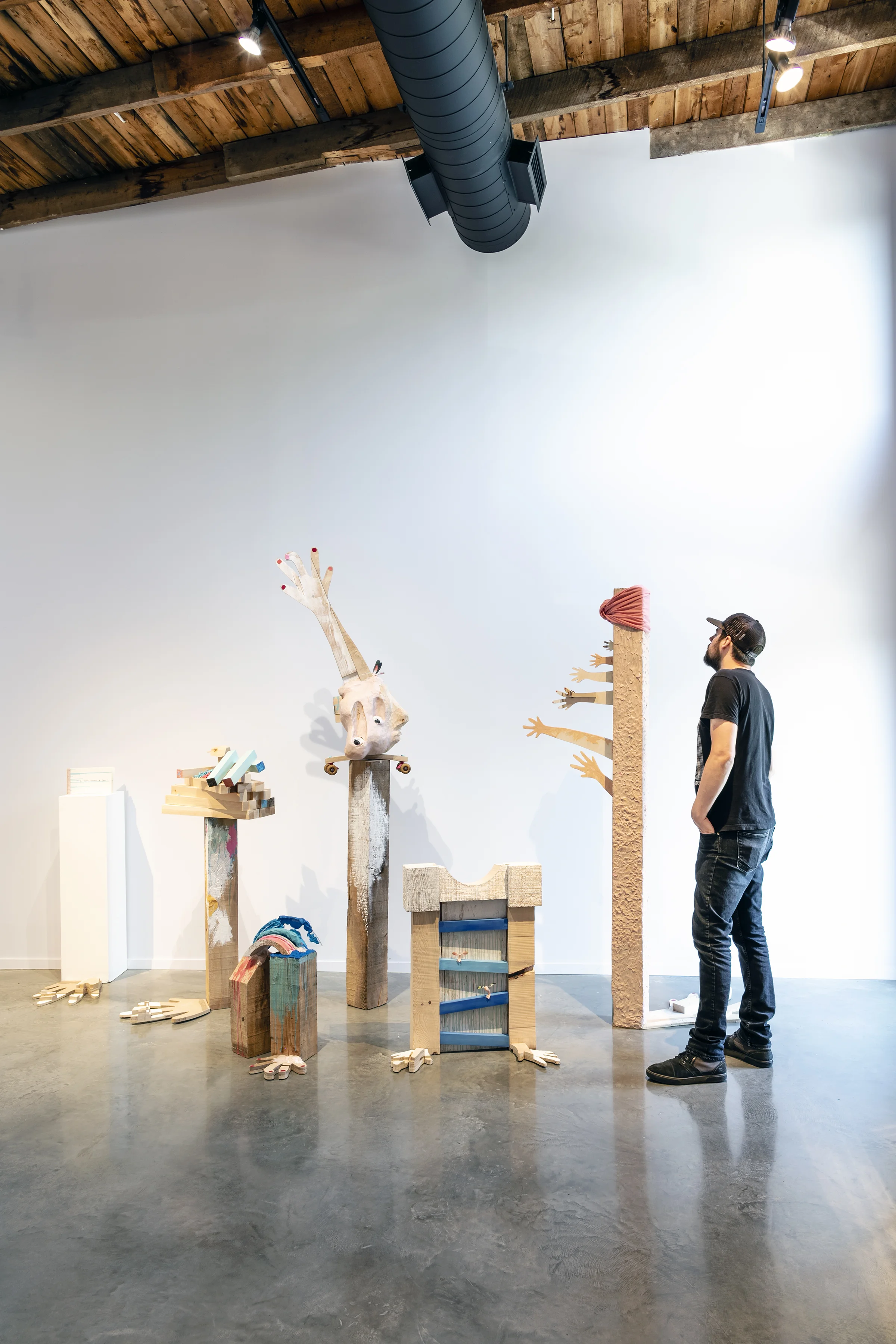 Exposition collective "Matière à rencontre", 2018, ici l'installation partielle de "Je tiens comme je peux!", crédit photo Guillaume D. Cyr.