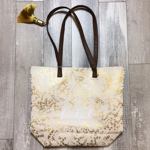 🌻Do you love totes as much as we do!?🌻 this @papayaart bag is the perfect size for your last minute day trips! •
•
•
•
•
#camaswashington #boutiquestyles #camasbeautybar #camasbeautybarandboutique #shoplocal #shopssmall #shopcamas #mycamas #pdxlove #pdxstyle #pnwlove #pnwstyle #flatlay #flatlaystyling #positivevibesonly #springbreak #springishere