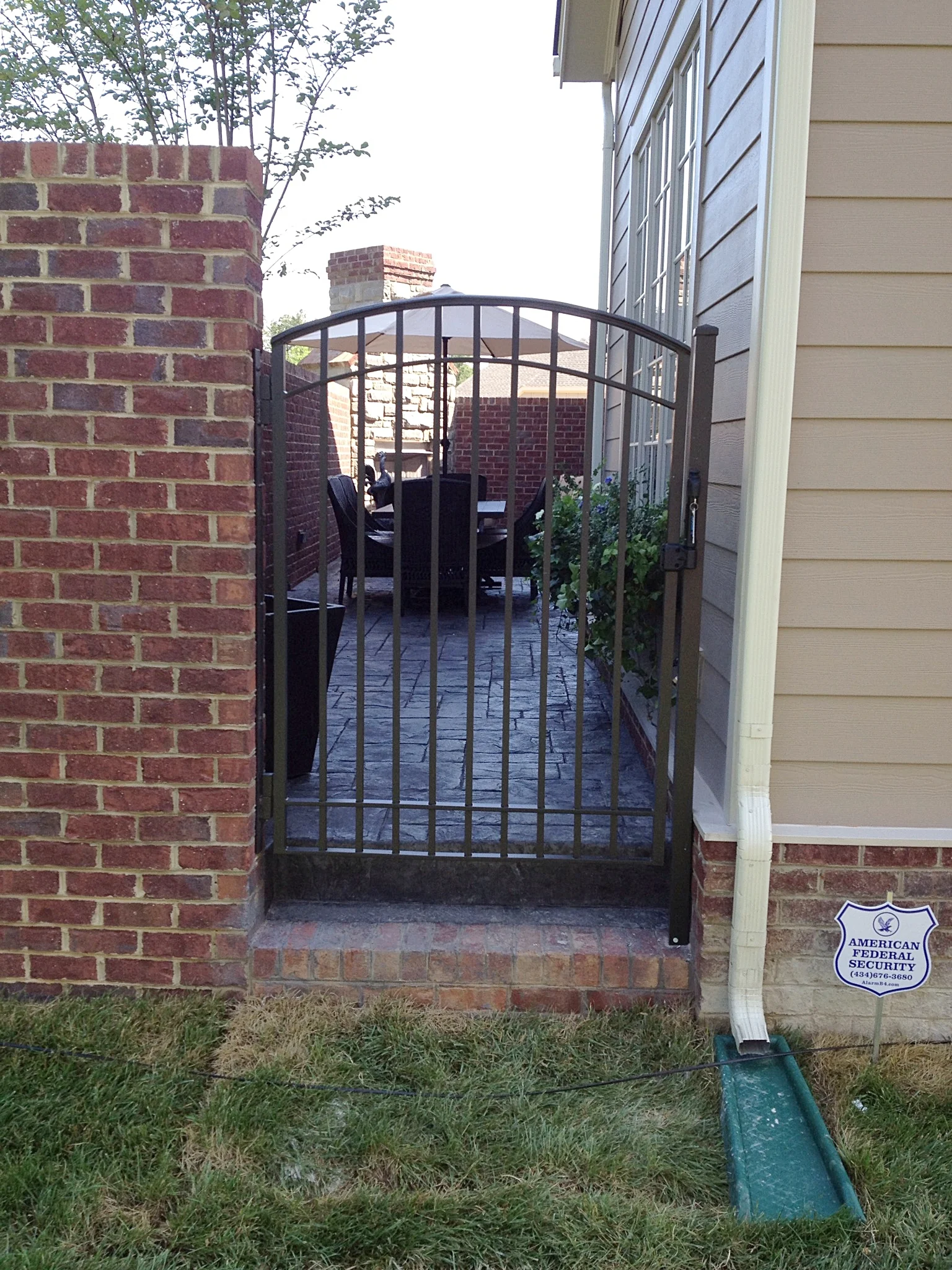 Custom gate