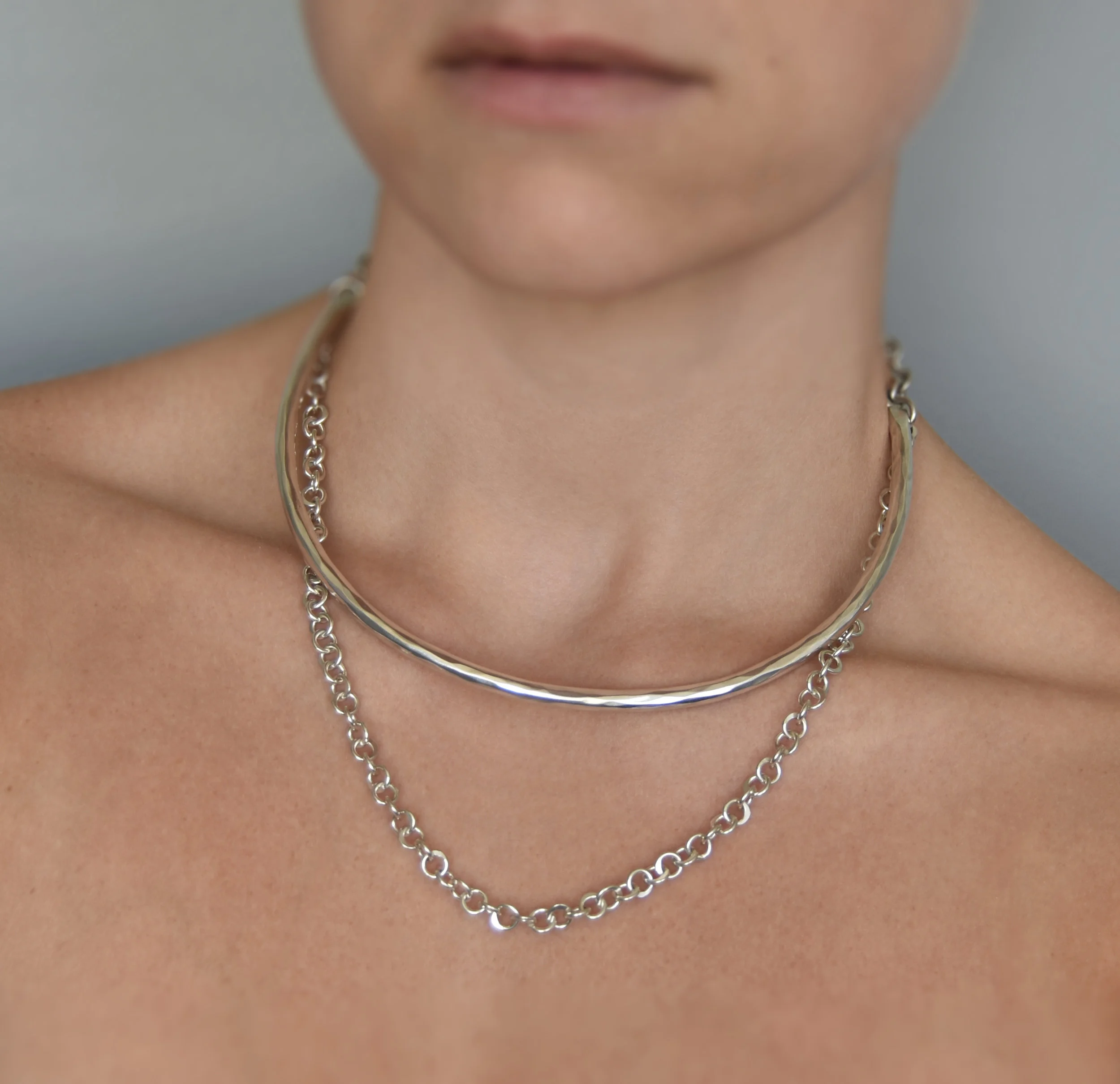 silverchokerchaincomboselfie.jpg