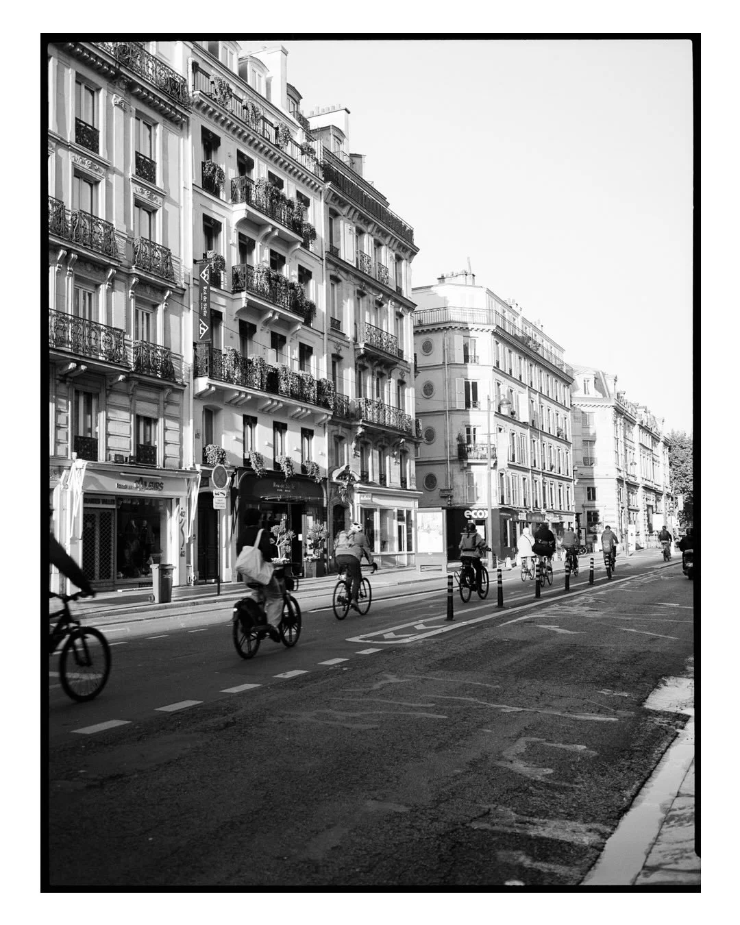 My Stories are all ⚾️ but my posts are all 🇫🇷 
September in Paris on 20+ year expired film
📸 FujiGA645
🎞️ Kodak Verichrome Pan
#fujiga645 #verichromepan #filmisnotdead #monochromegrain #parisonfilm#