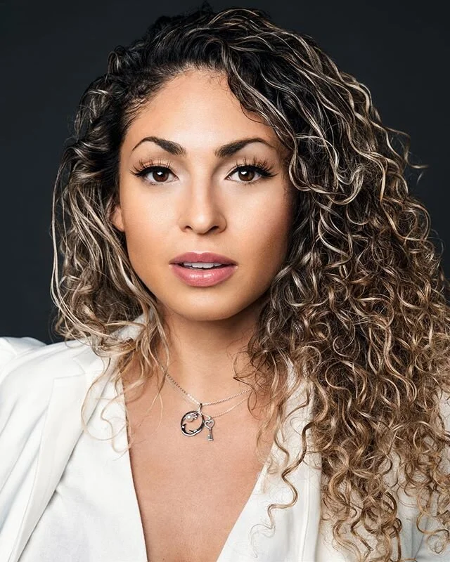 Hey Guys! Este pr&oacute;ximo jueves 2 de Julio estare haciendo sesiones de Headshots / Portraits! 📷Todav&iacute;a tengo espacios disponibles! Si te interesa tener fotos profesionales para tu perfil, audiciones, ect. me puedes escribir al DM o email