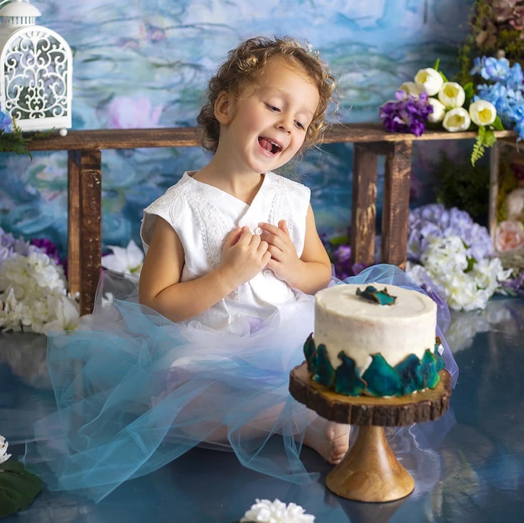 The way a 3 year old looks at her cake is #purelove 😍😄😊
.
.
.
#cakesmashsession #cakesmashphotography #cakesmasher #cakesmash2021  #3yearsold #threeyearsold #studiosession #studiophotography #cakesmashinspiration #monetinspired #cakesmashphotograp