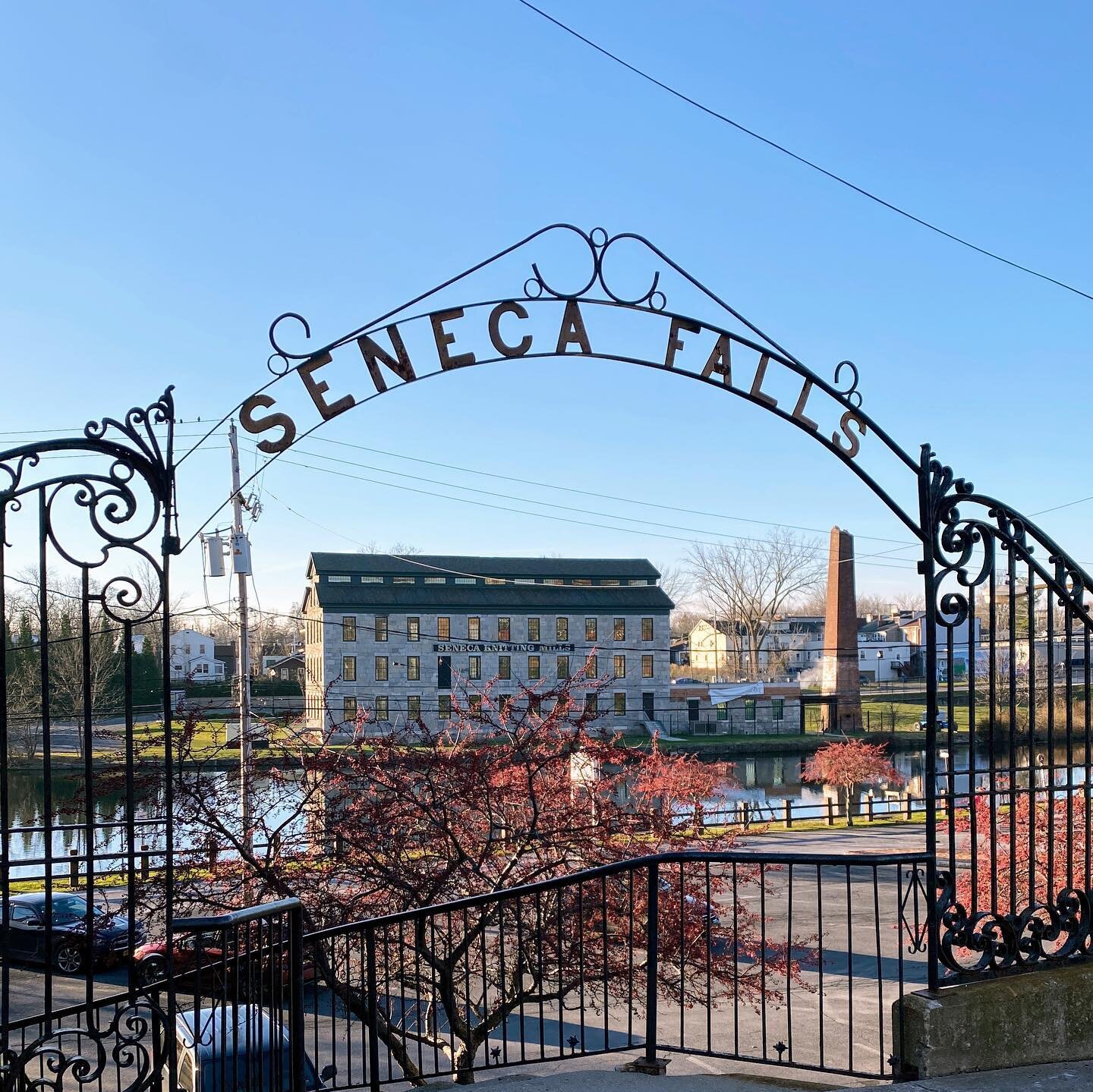 Seneca Falls photo dump, including some v cute houses and a little It&rsquo;s a Wonderful Life, obviously. 

#senecafalls #fingerlakes #fingerlakesny #exploreny #oldhouselove
