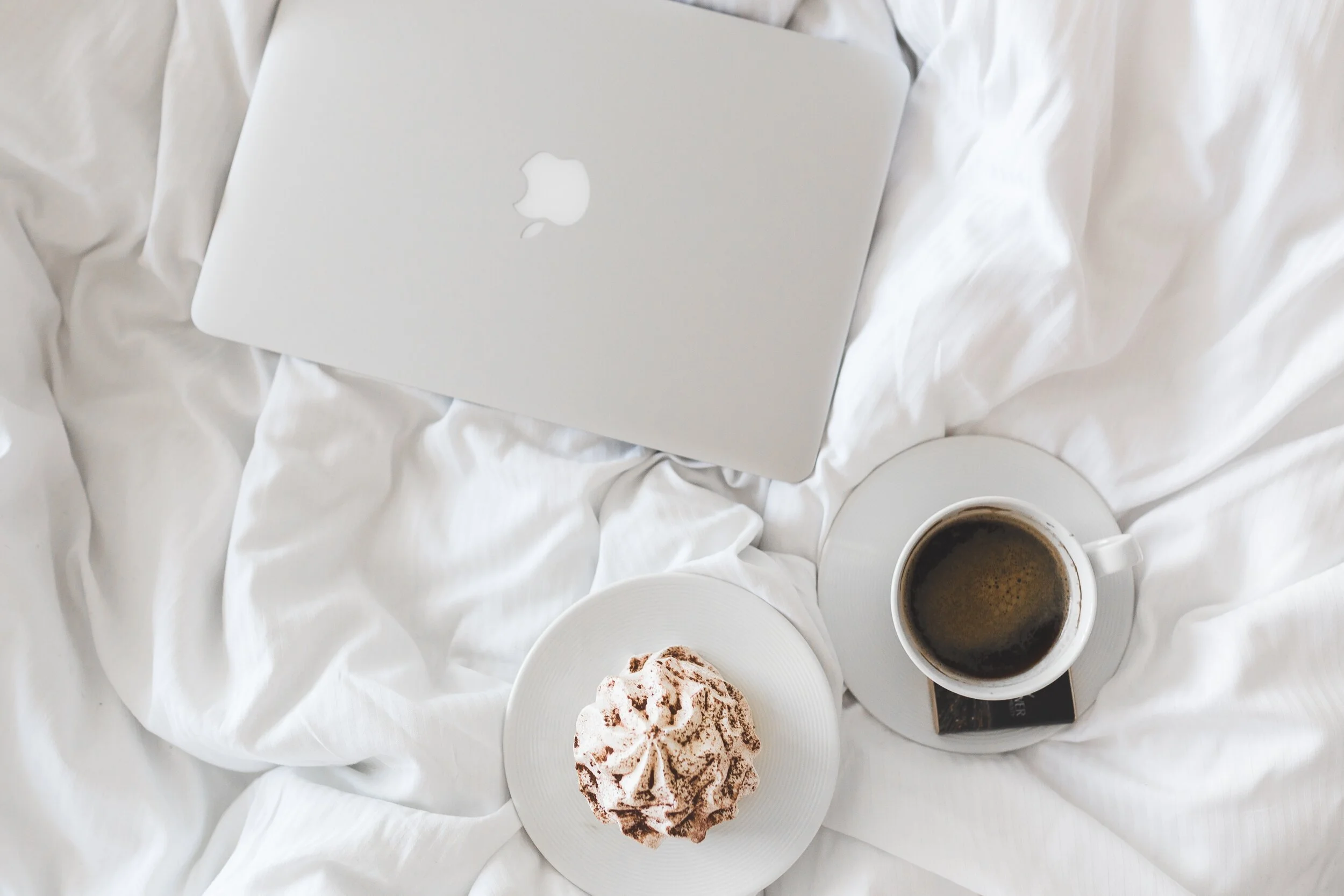 apple-bed-bedroom-54283.jpg