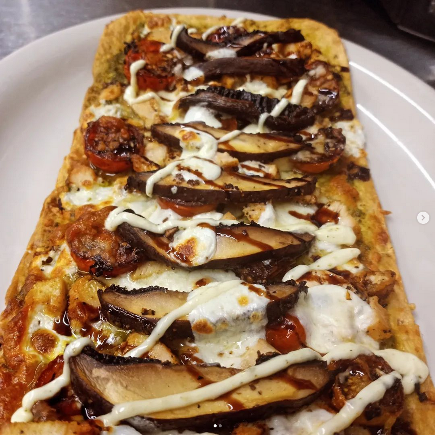 Chicken caprese flatbread pizza.png